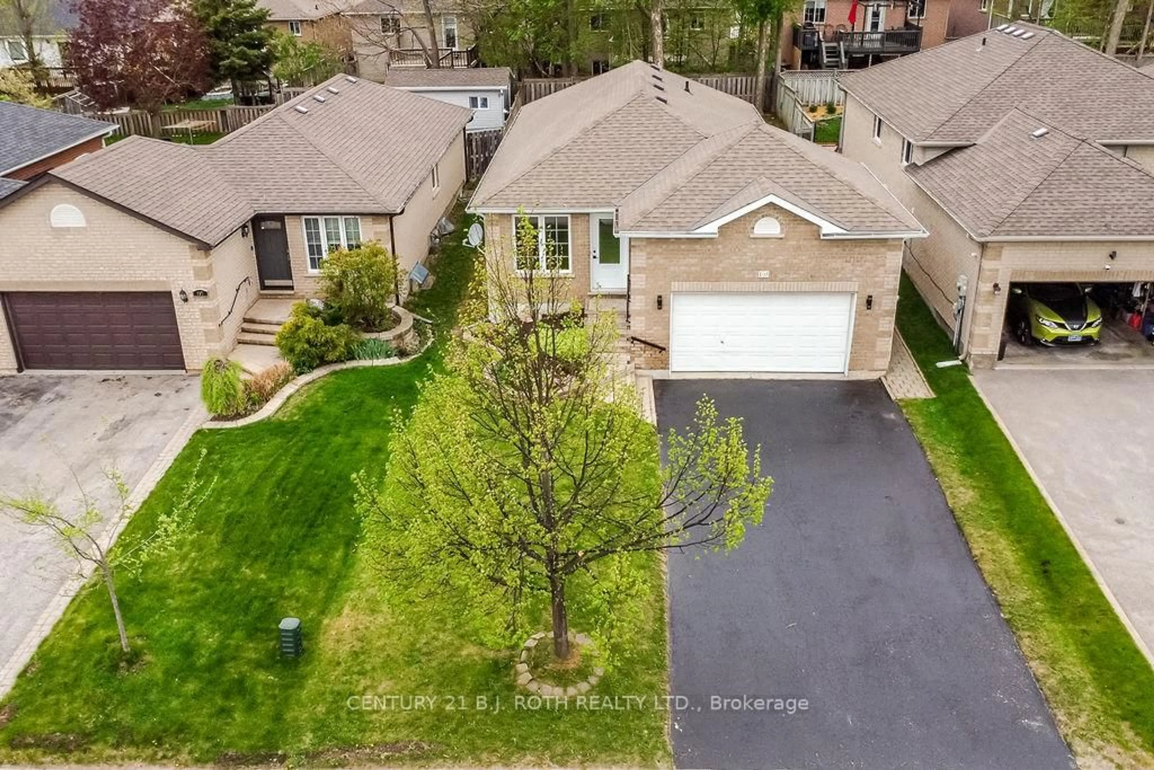 A pic from outside/outdoor area/front of a property/back of a property/a pic from drone, street for 105 Monique Cres, Barrie Ontario L4M 6Y5