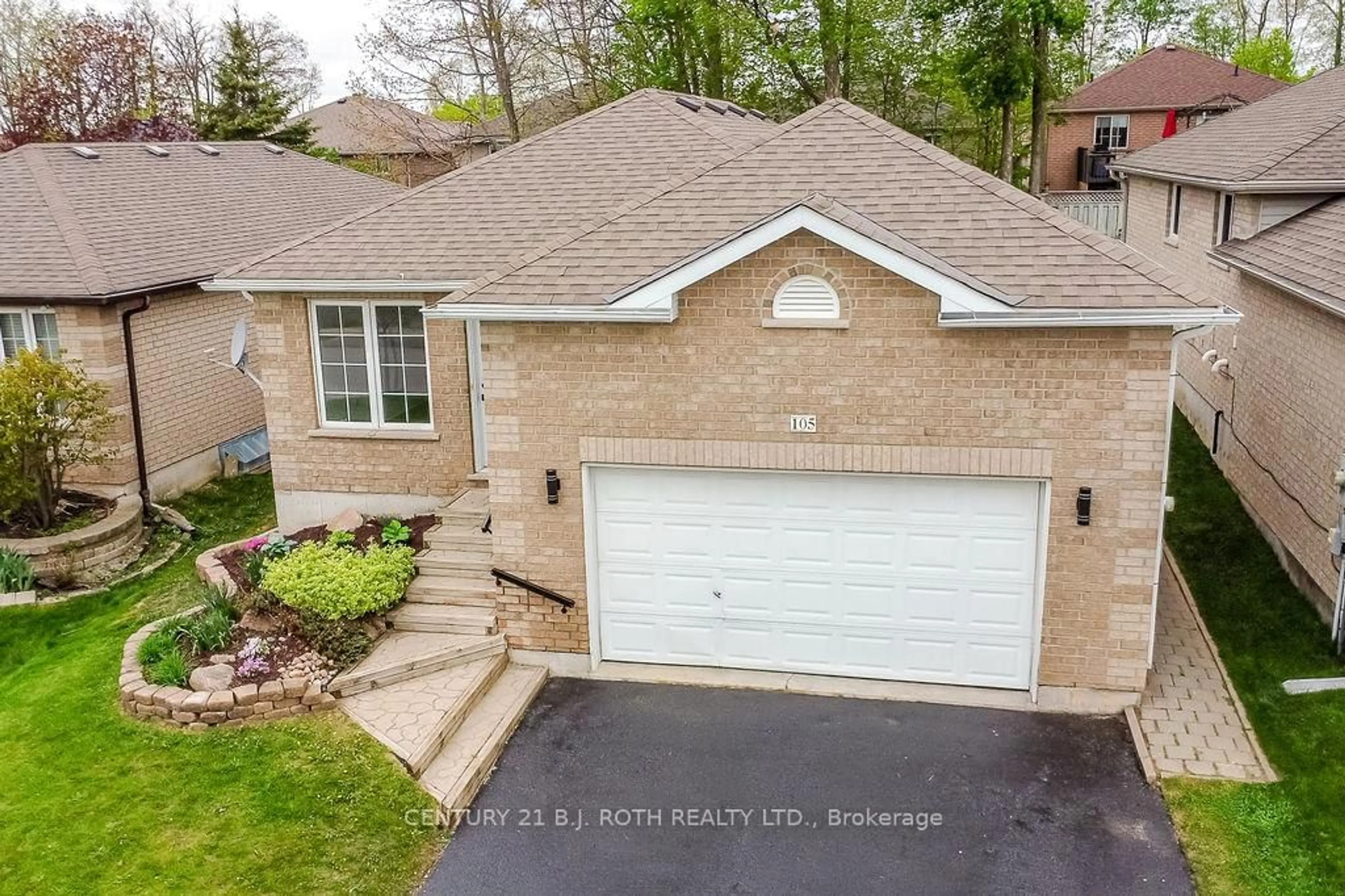 A pic from outside/outdoor area/front of a property/back of a property/a pic from drone, street for 105 Monique Cres, Barrie Ontario L4M 6Y5