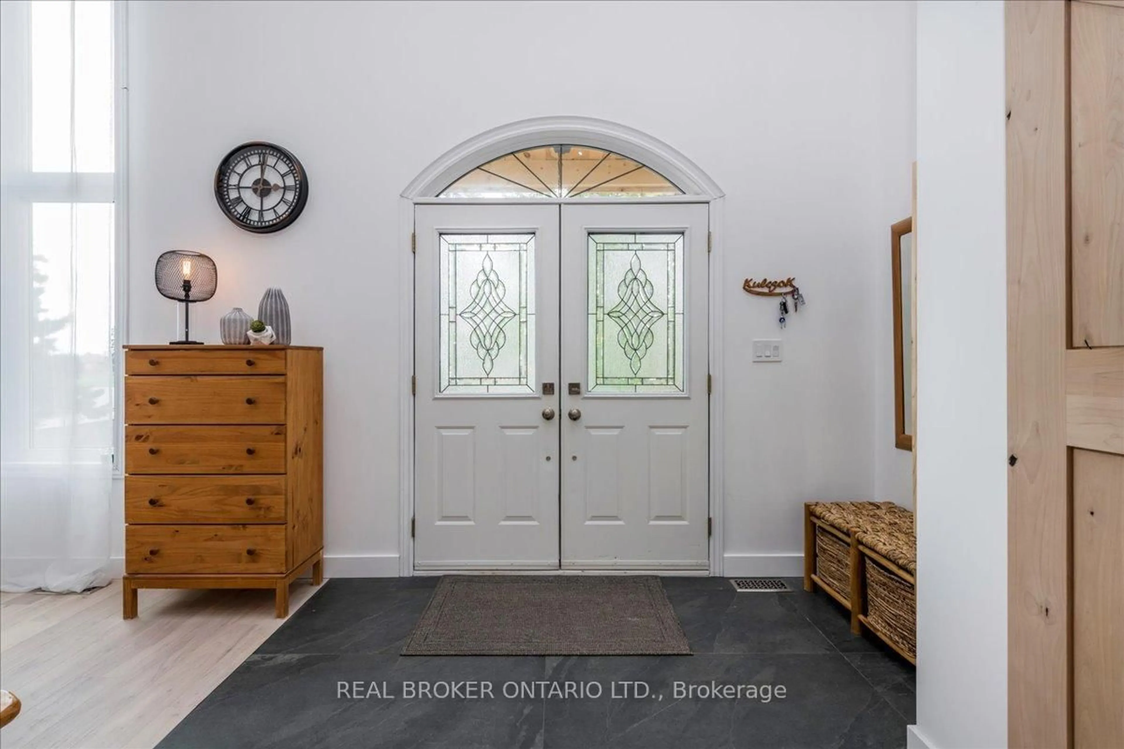Indoor entryway for 3665 Baldwick Lane, Springwater Ontario L0M 1T2