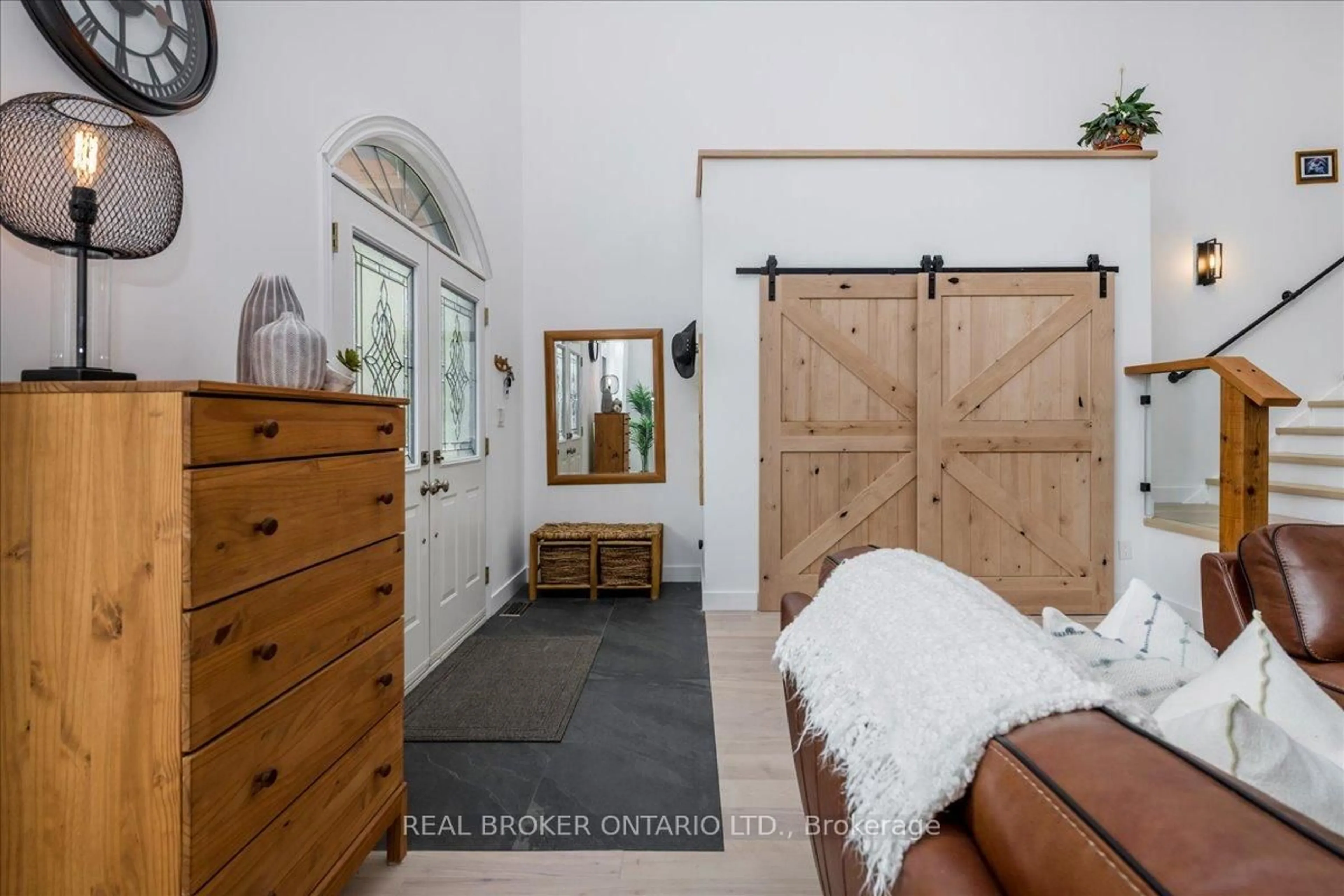 Indoor entryway for 3665 Baldwick Lane, Springwater Ontario L0M 1T2