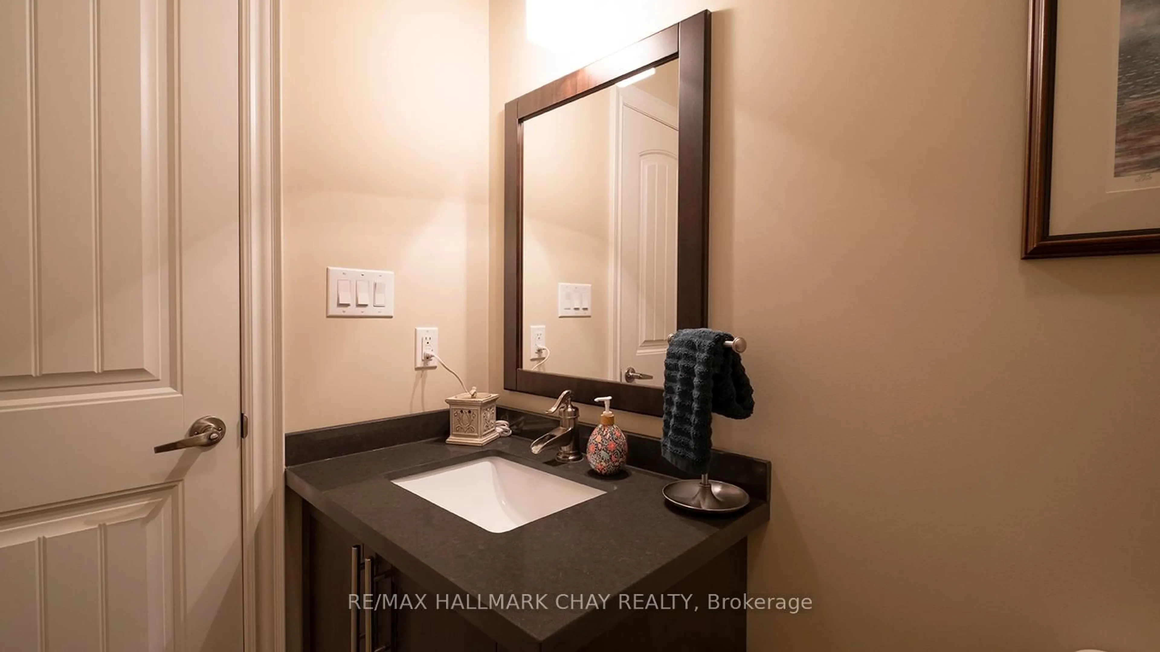 Standard bathroom, ceramic/tile floor for 18 MAPLE Crt, Severn Ontario L0K 1E0