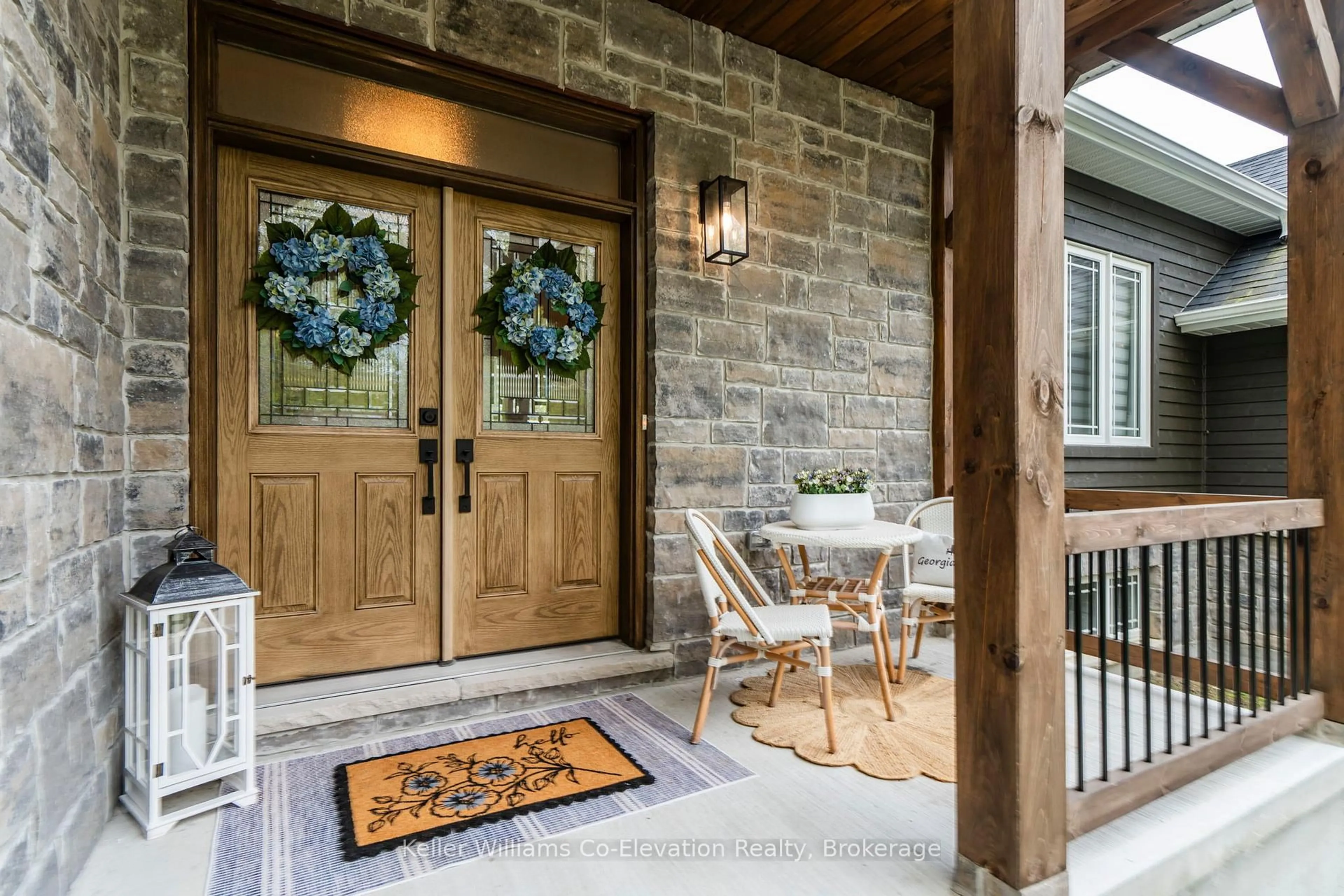 Indoor entryway for 15 Pinecone Ave, Tiny Ontario L9M 0J2