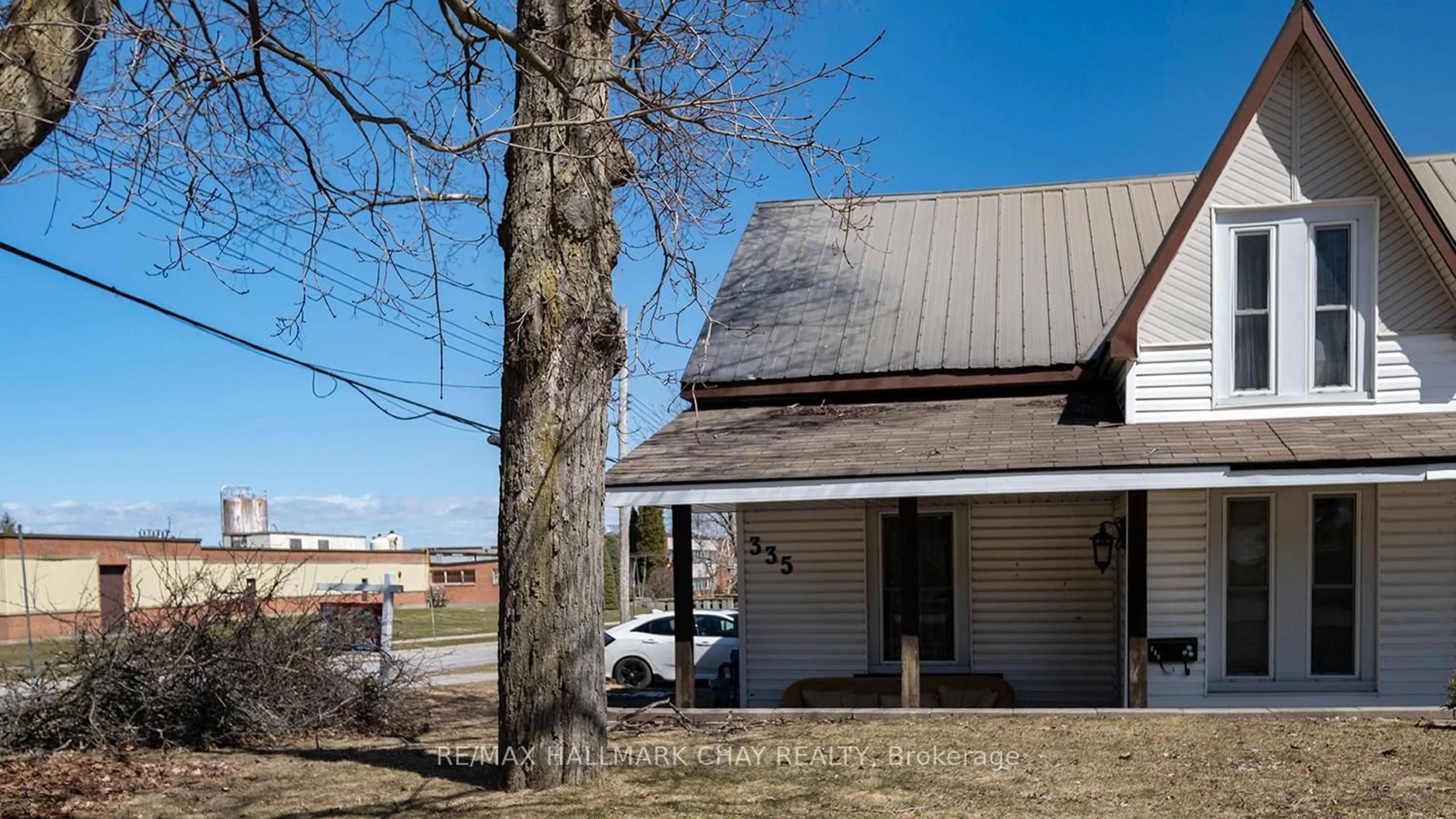 A pic from outside/outdoor area/front of a property/back of a property/a pic from drone, street for 335 RUSSELL St, Midland Ontario L4R 3A5