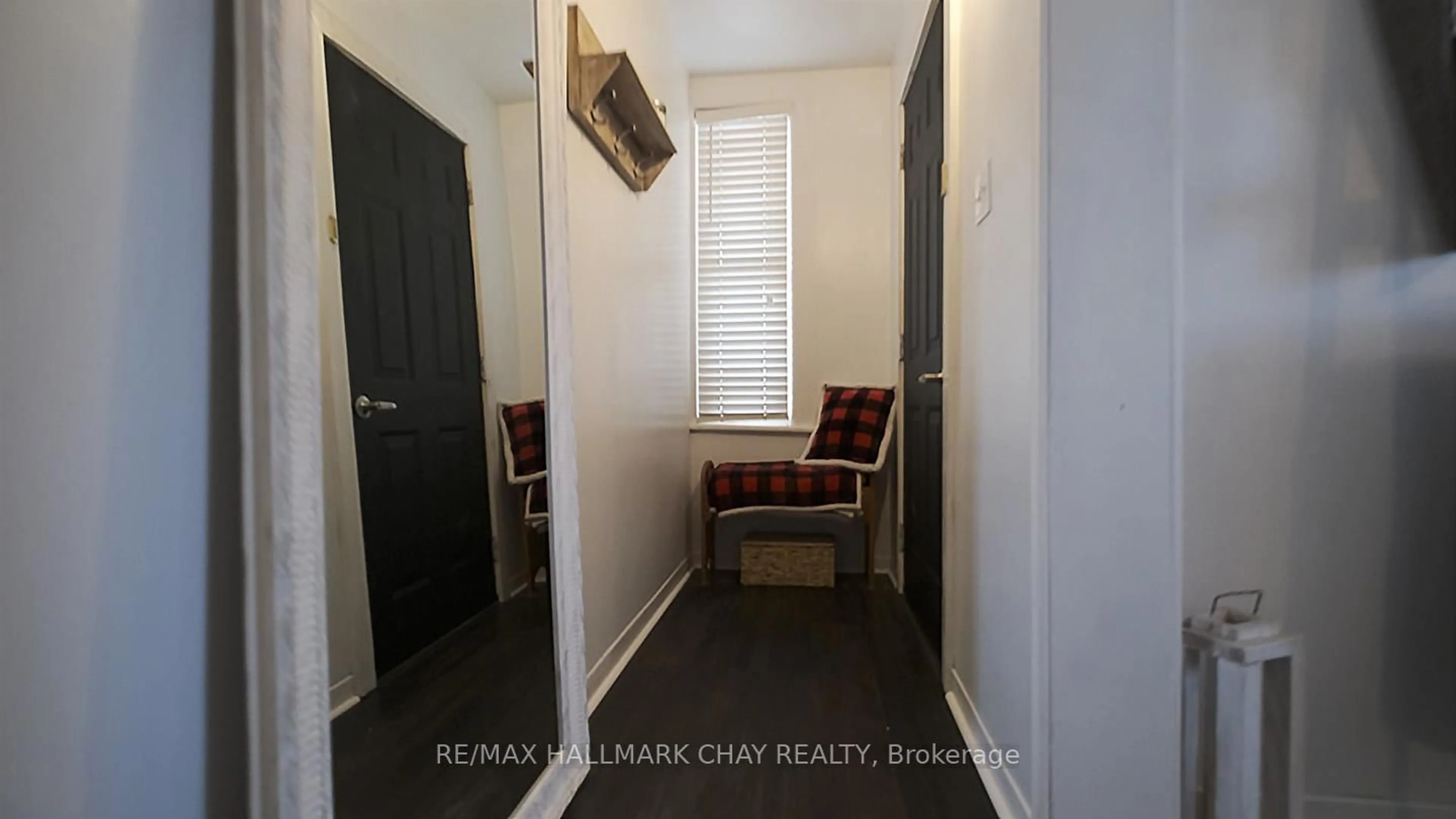 Indoor entryway for 335 RUSSELL St, Midland Ontario L4R 3A5