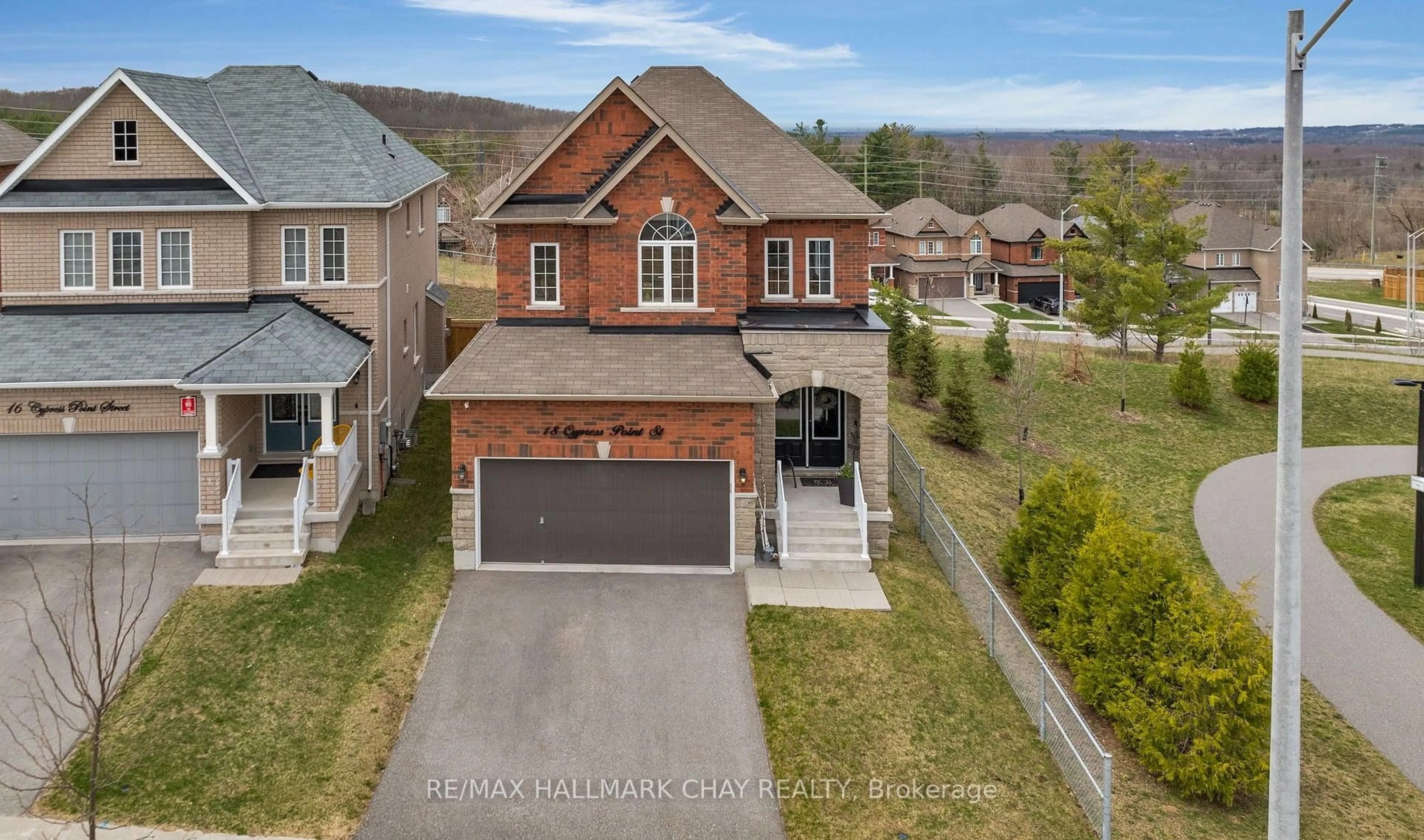 A pic from outside/outdoor area/front of a property/back of a property/a pic from drone, street for 18 Cypress Point St, Barrie Ontario L4N 6J9