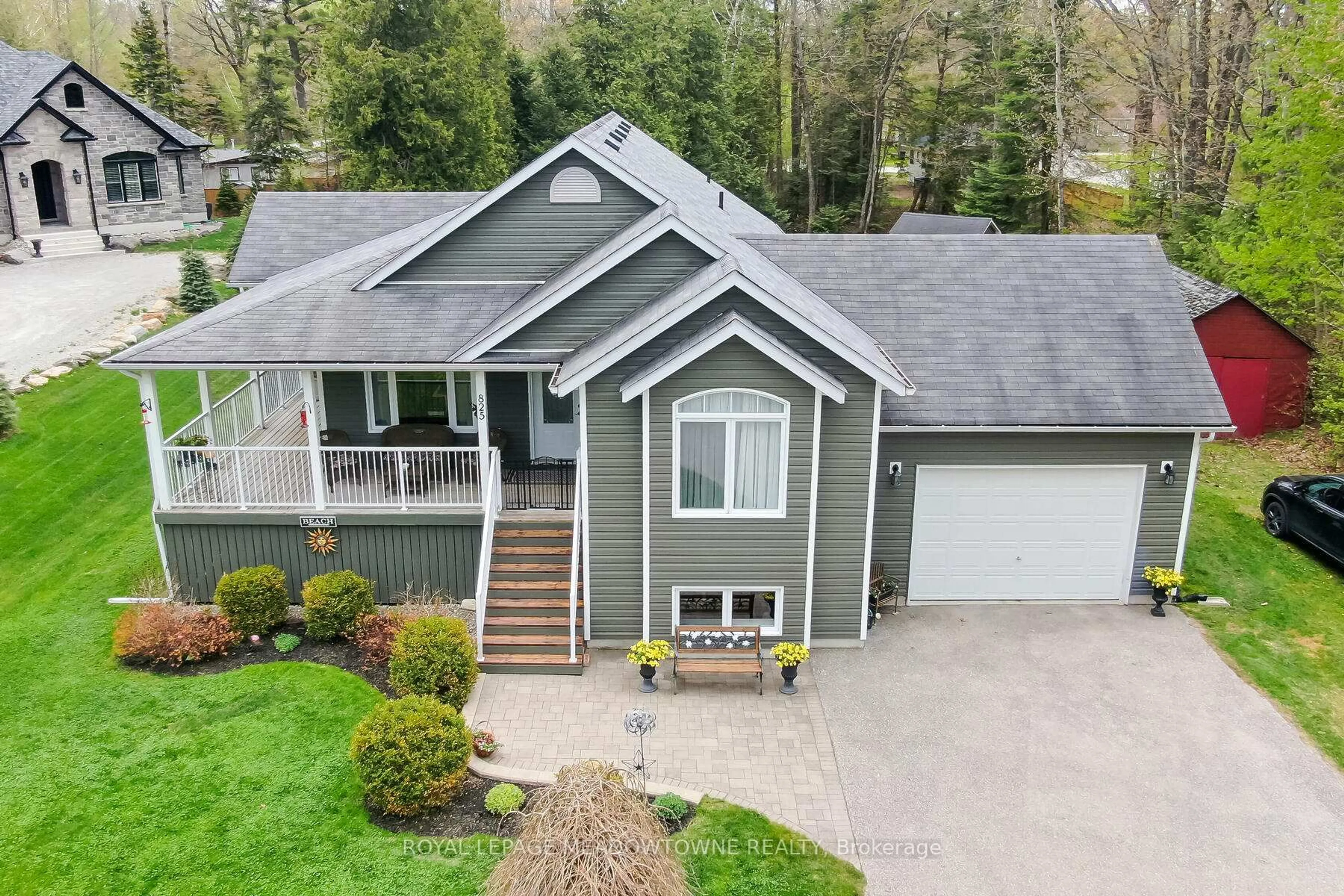 A pic from outside/outdoor area/front of a property/back of a property/a pic from drone, unknown for 825 Eastdale Dr, Wasaga Beach Ontario L9Z 2R5
