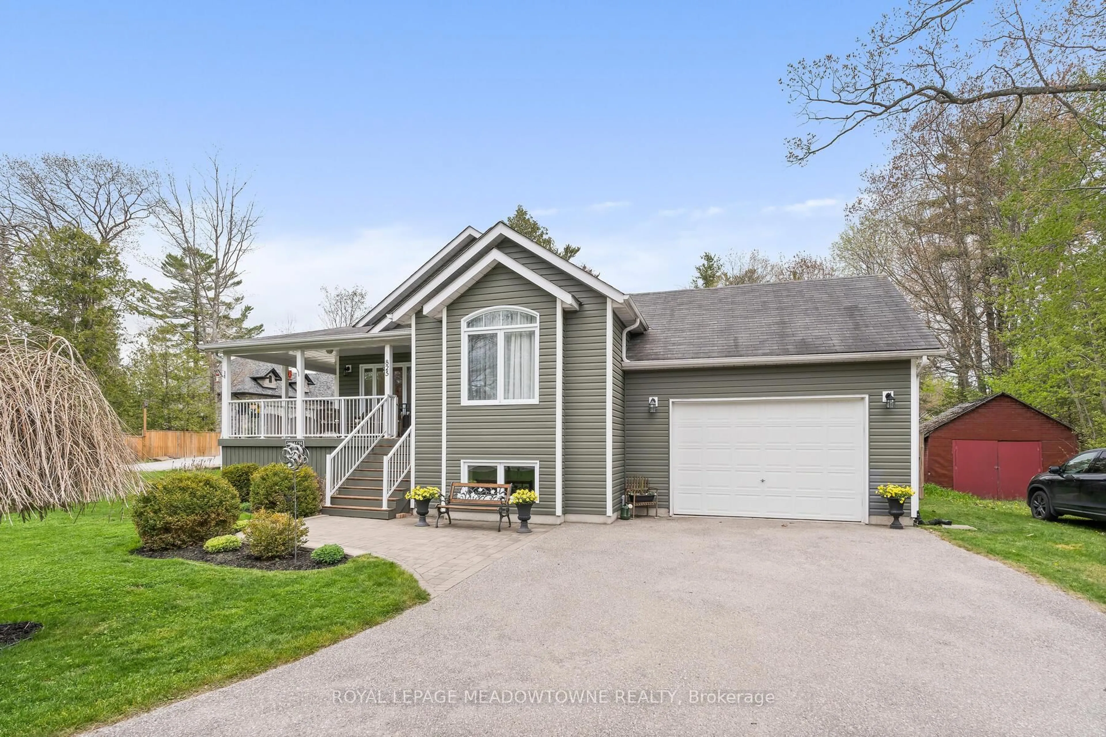 Home with vinyl exterior material, street for 825 Eastdale Dr, Wasaga Beach Ontario L9Z 2R5