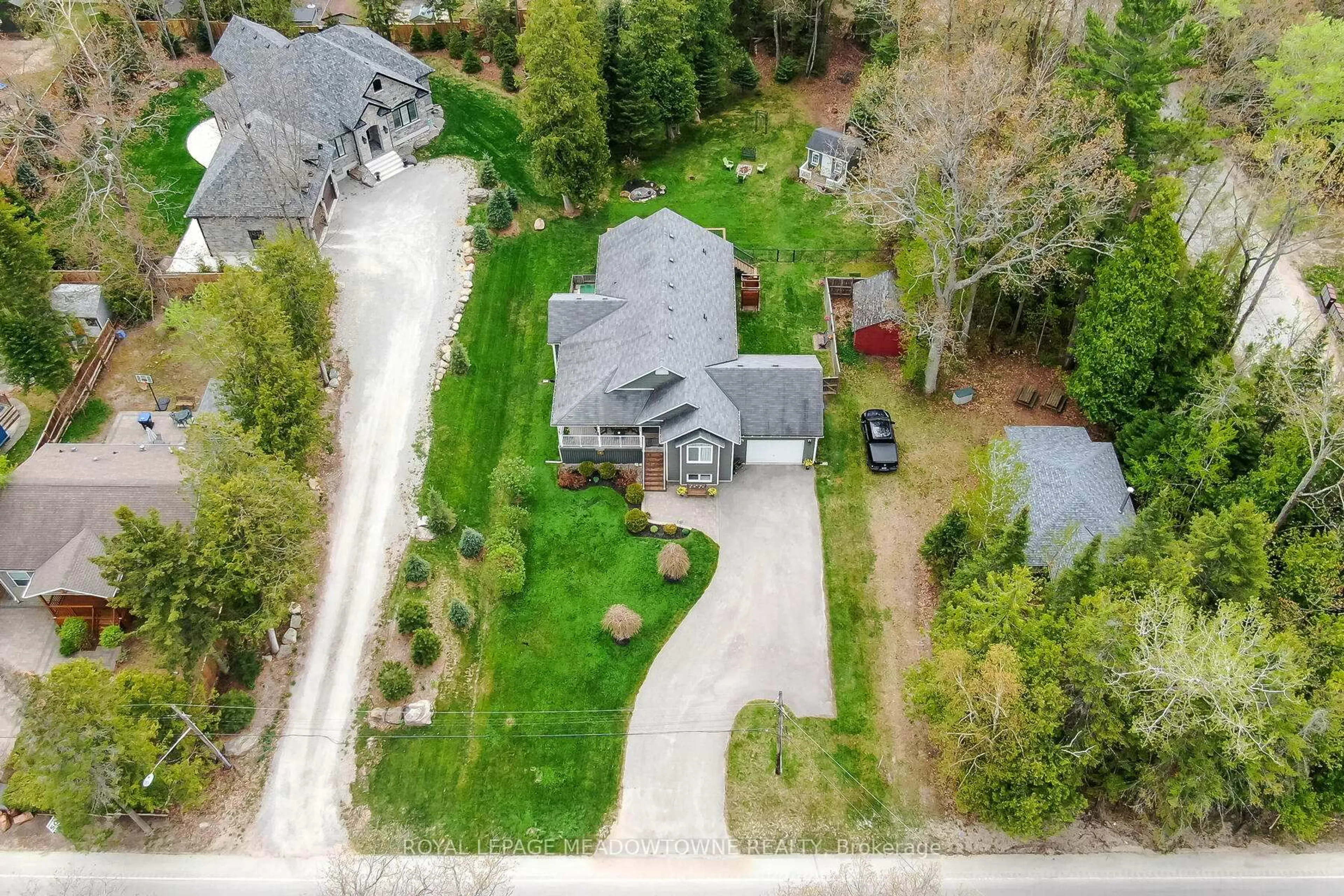 A pic from outside/outdoor area/front of a property/back of a property/a pic from drone, street for 825 Eastdale Dr, Wasaga Beach Ontario L9Z 2R5