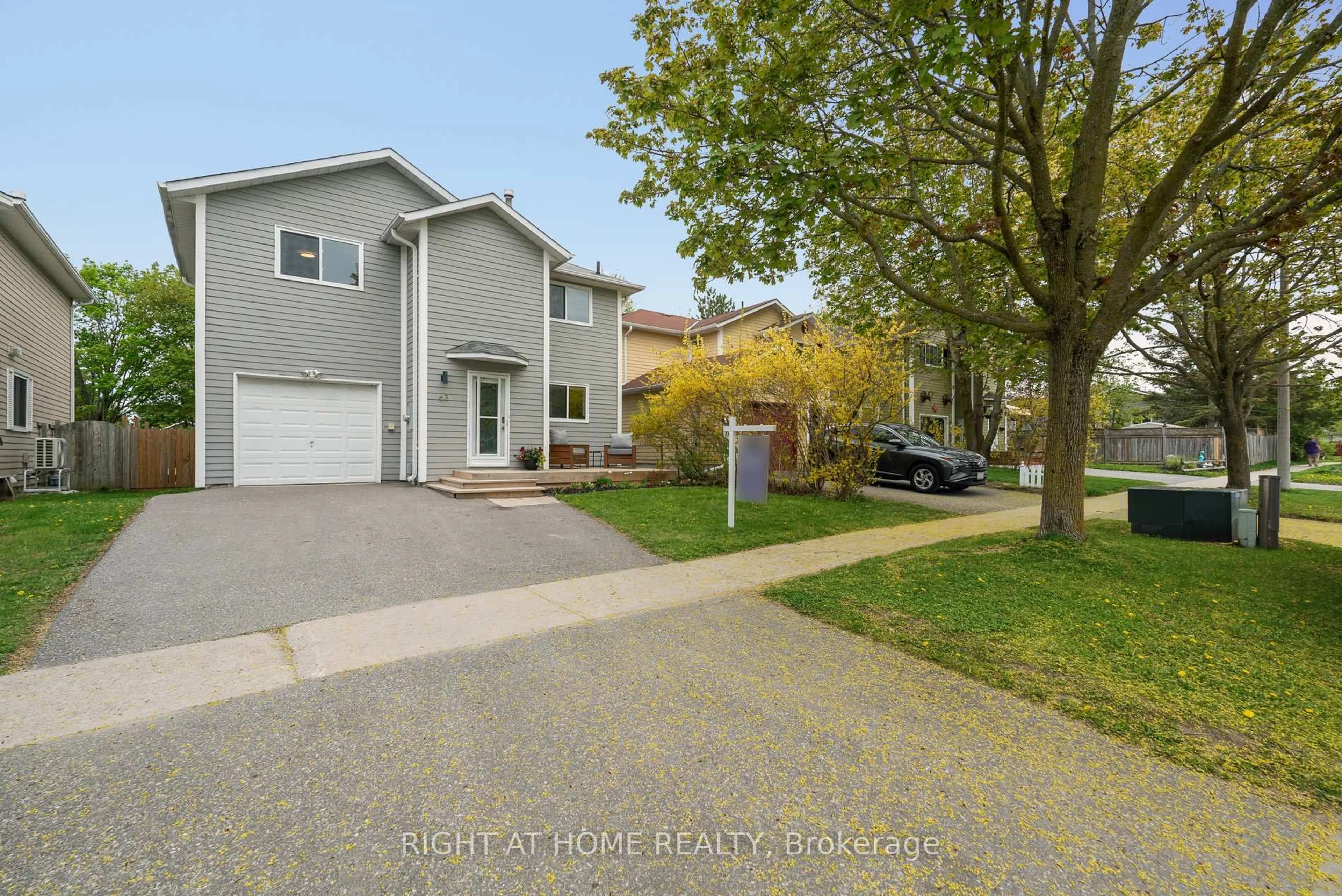 A pic from outside/outdoor area/front of a property/back of a property/a pic from drone, street for 63 Elizabeth St, Barrie Ontario L4N 6M4