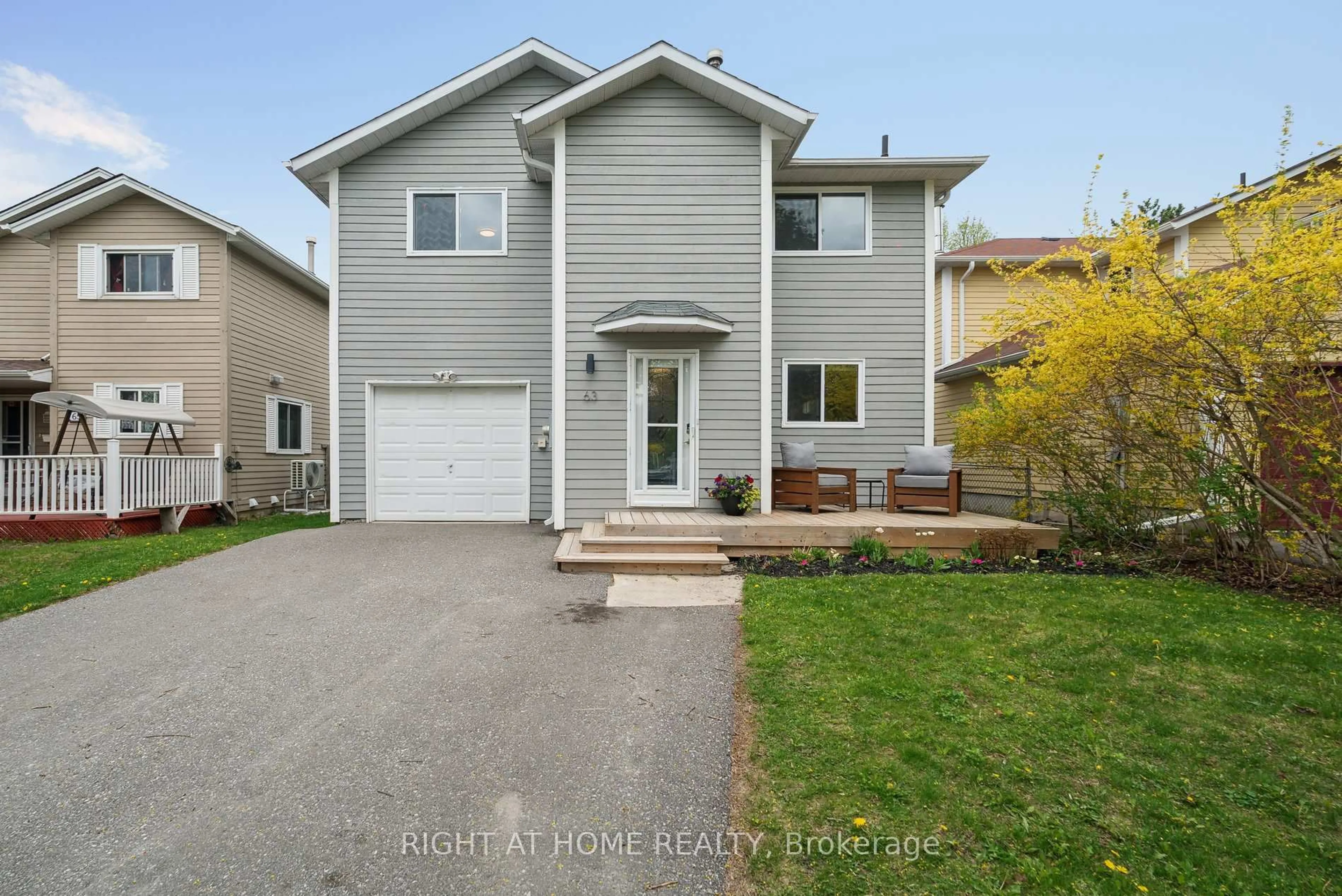 Home with vinyl exterior material, street for 63 Elizabeth St, Barrie Ontario L4N 6M4