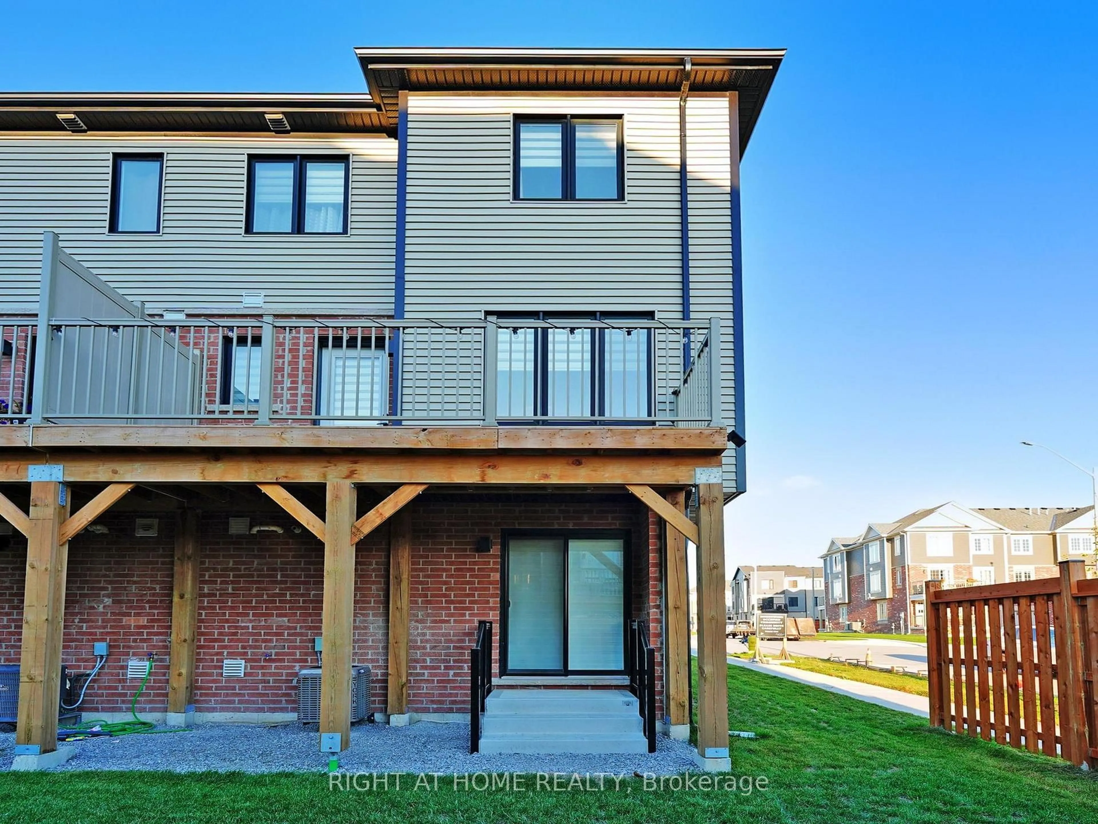 Home with brick exterior material, unknown for 39 Hay Lane, Barrie Ontario L9J 0T8