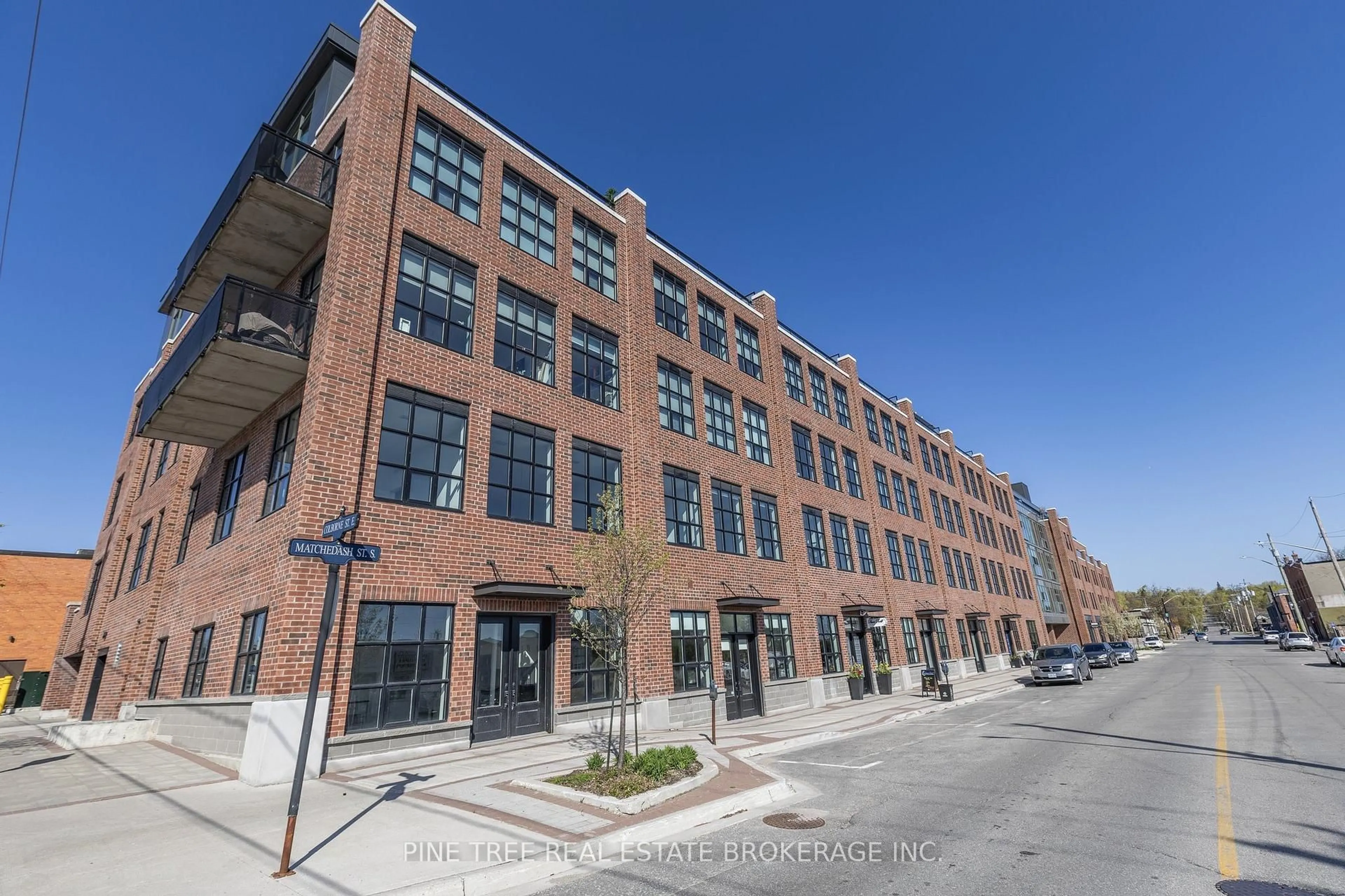 Home with brick exterior material, building for 21 Matchedash St #105, Orillia Ontario L3V 4W4