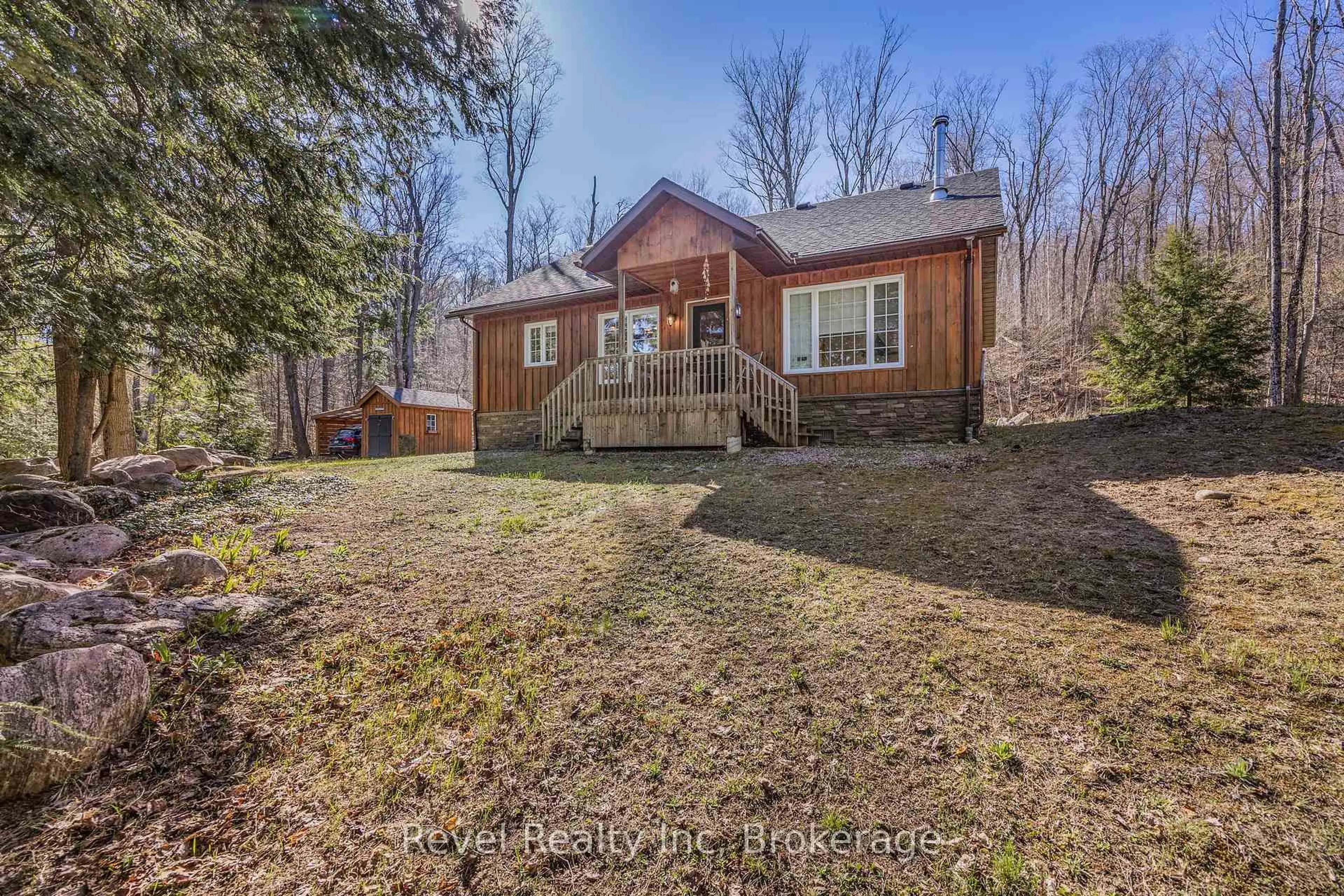 A pic from outside/outdoor area/front of a property/back of a property/a pic from drone, unknown for 197 North Shore Dr, Tiny Ontario L9M 0T8