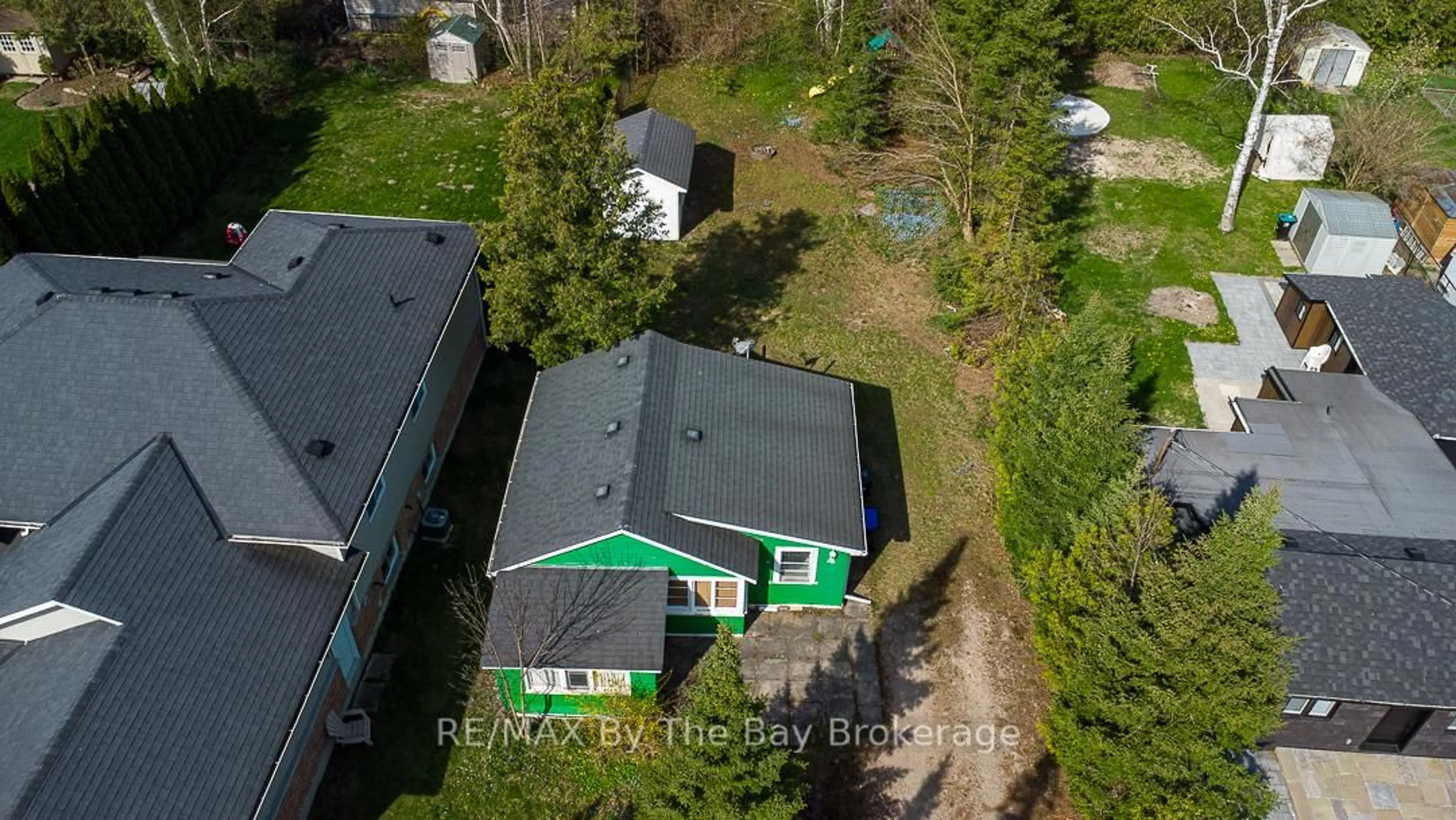 A pic from outside/outdoor area/front of a property/back of a property/a pic from drone, unknown for 28 60th St, Wasaga Beach Ontario L9Z 1V9