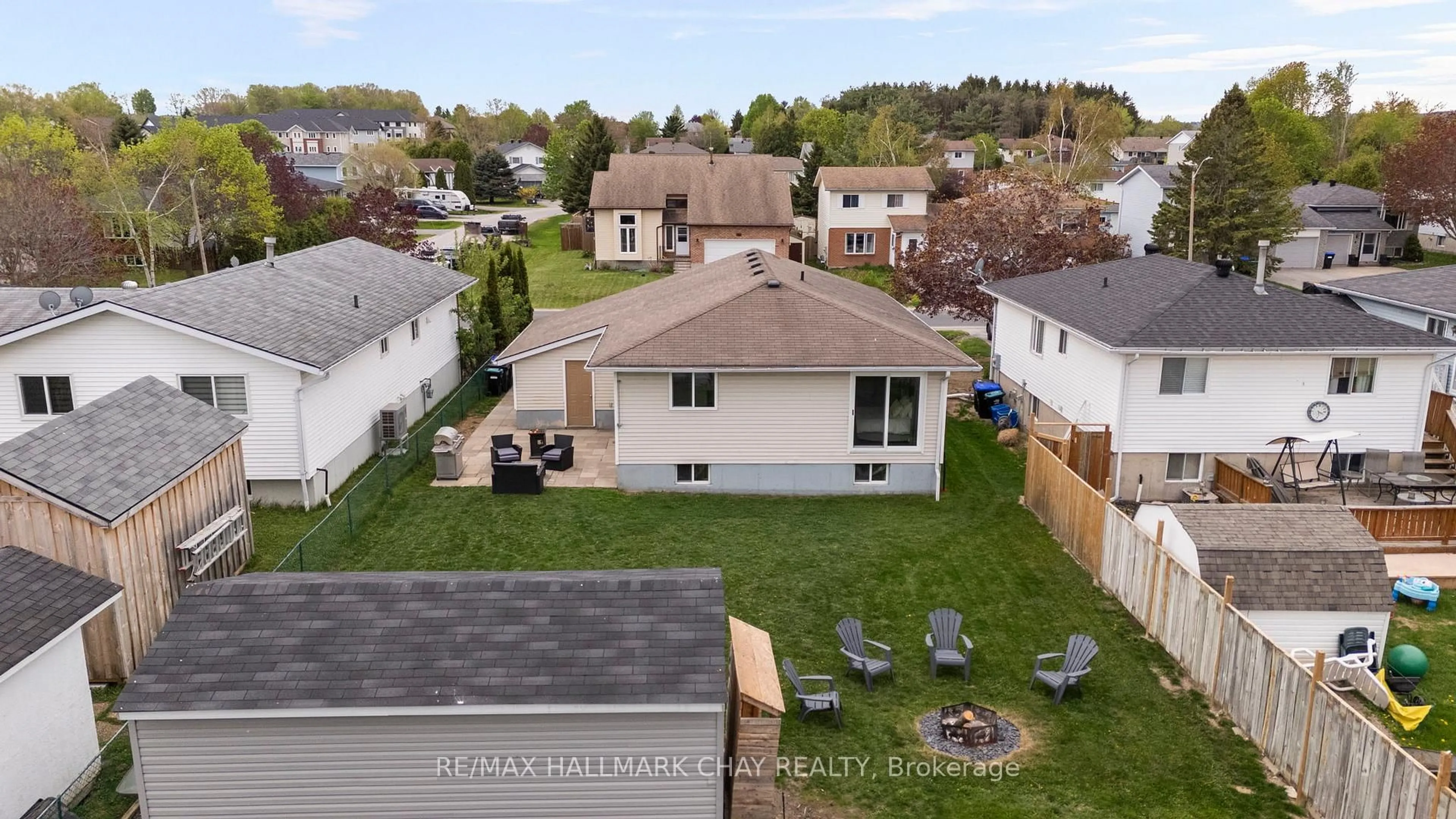 A pic from outside/outdoor area/front of a property/back of a property/a pic from drone, unknown for 29 Jennings Dr, Penetanguishene Ontario L9M 1K2