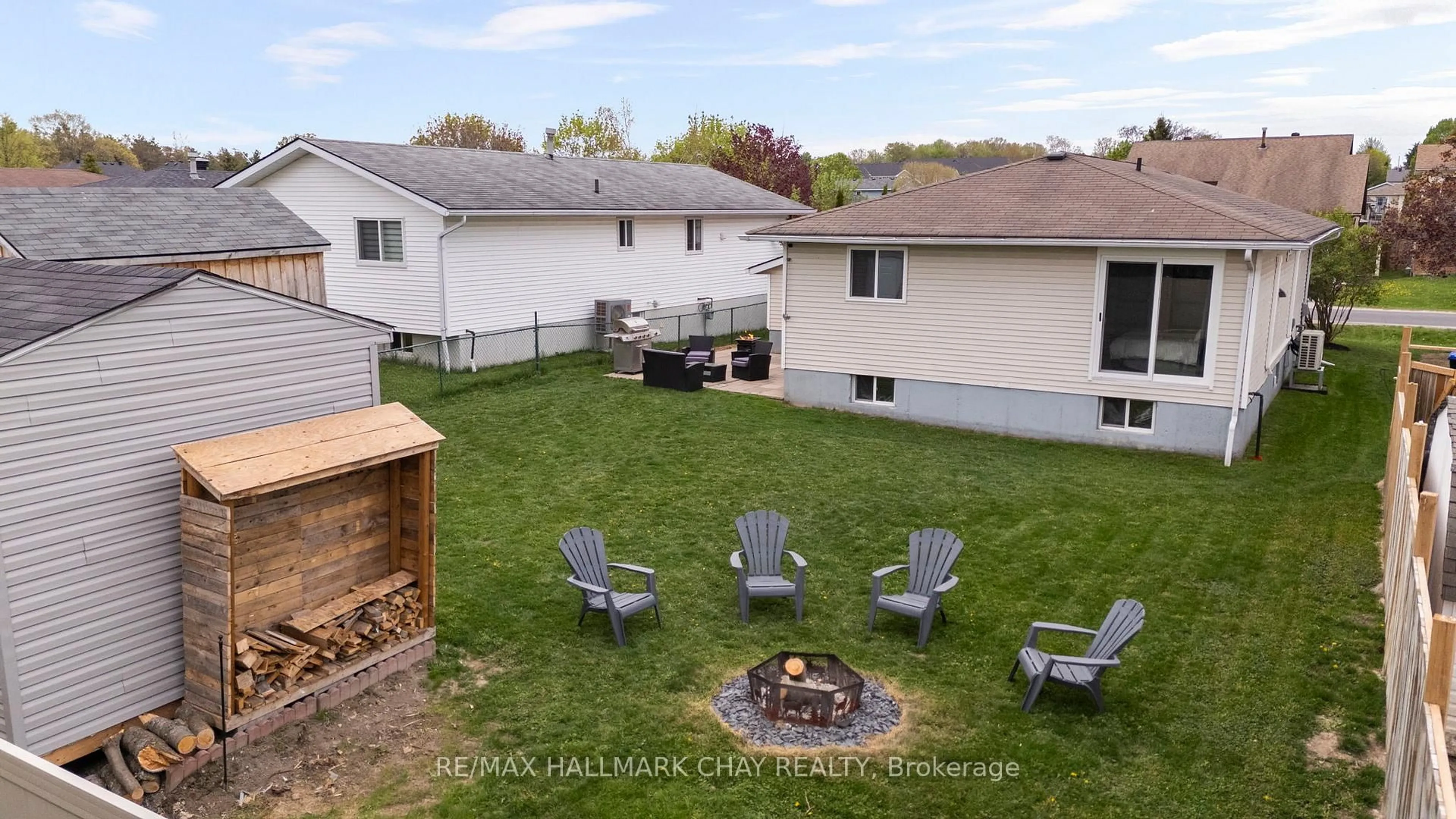 A pic from outside/outdoor area/front of a property/back of a property/a pic from drone, mountain view for 29 Jennings Dr, Penetanguishene Ontario L9M 1K2