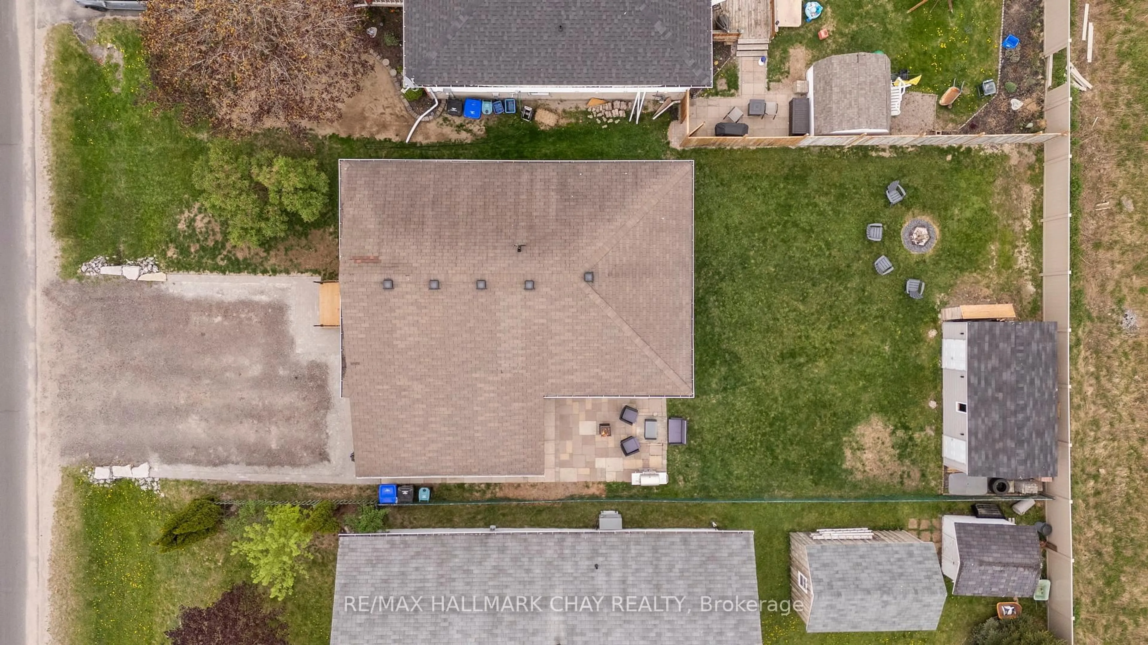 A pic from outside/outdoor area/front of a property/back of a property/a pic from drone, street for 29 Jennings Dr, Penetanguishene Ontario L9M 1K2
