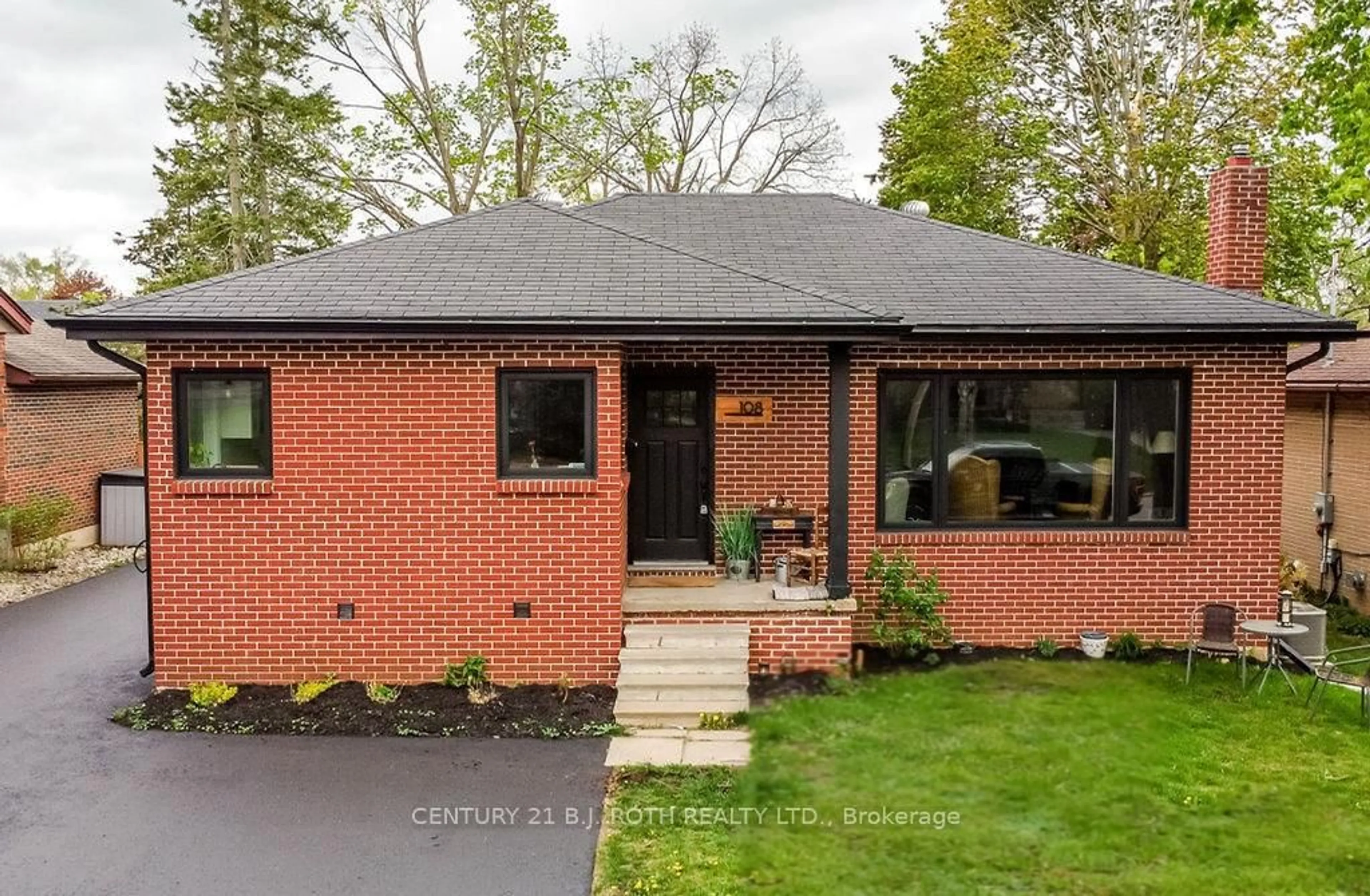 Home with brick exterior material, street for 108 Nelson St, Barrie Ontario L4M 4K7