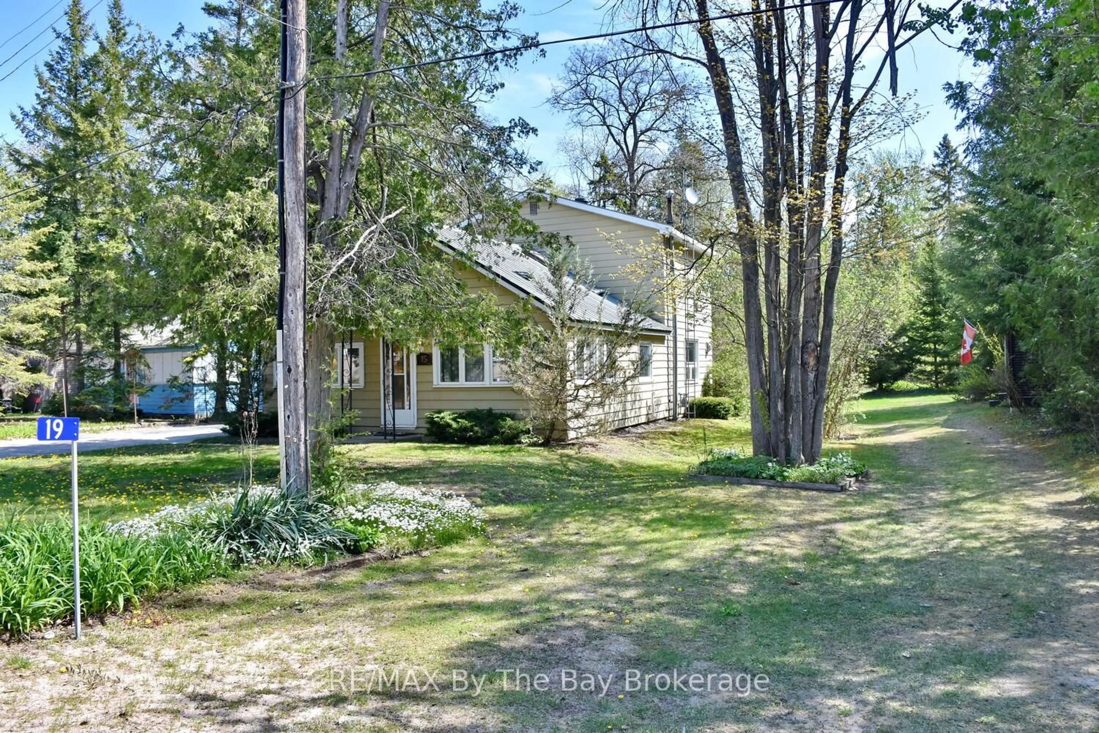 A pic from outside/outdoor area/front of a property/back of a property/a pic from drone, water/lake/river/ocean view for 15 Sylvan Ave, Wasaga Beach Ontario L9Z 1T3
