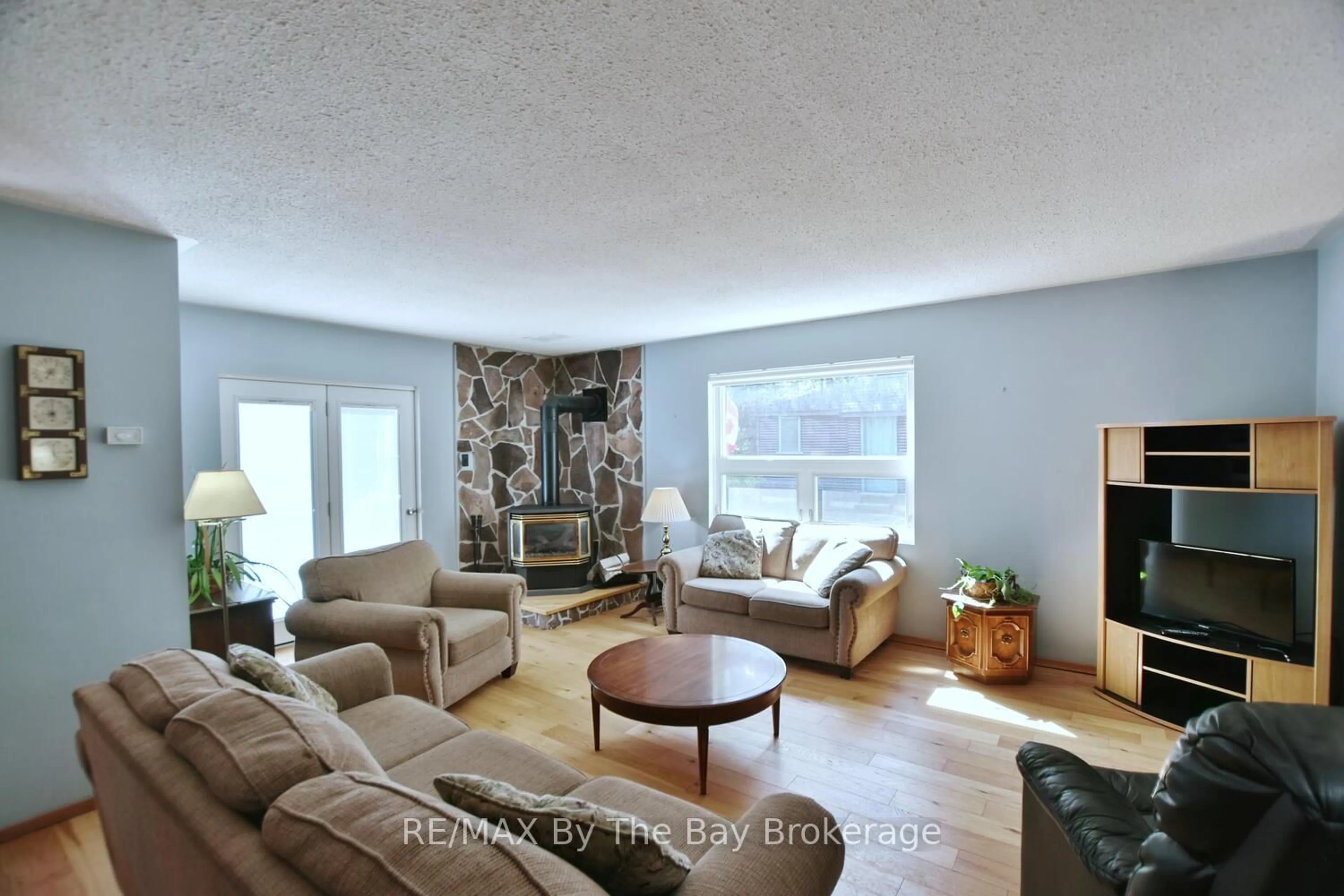 Living room with furniture, wood/laminate floor for 15 Sylvan Ave, Wasaga Beach Ontario L9Z 1T3