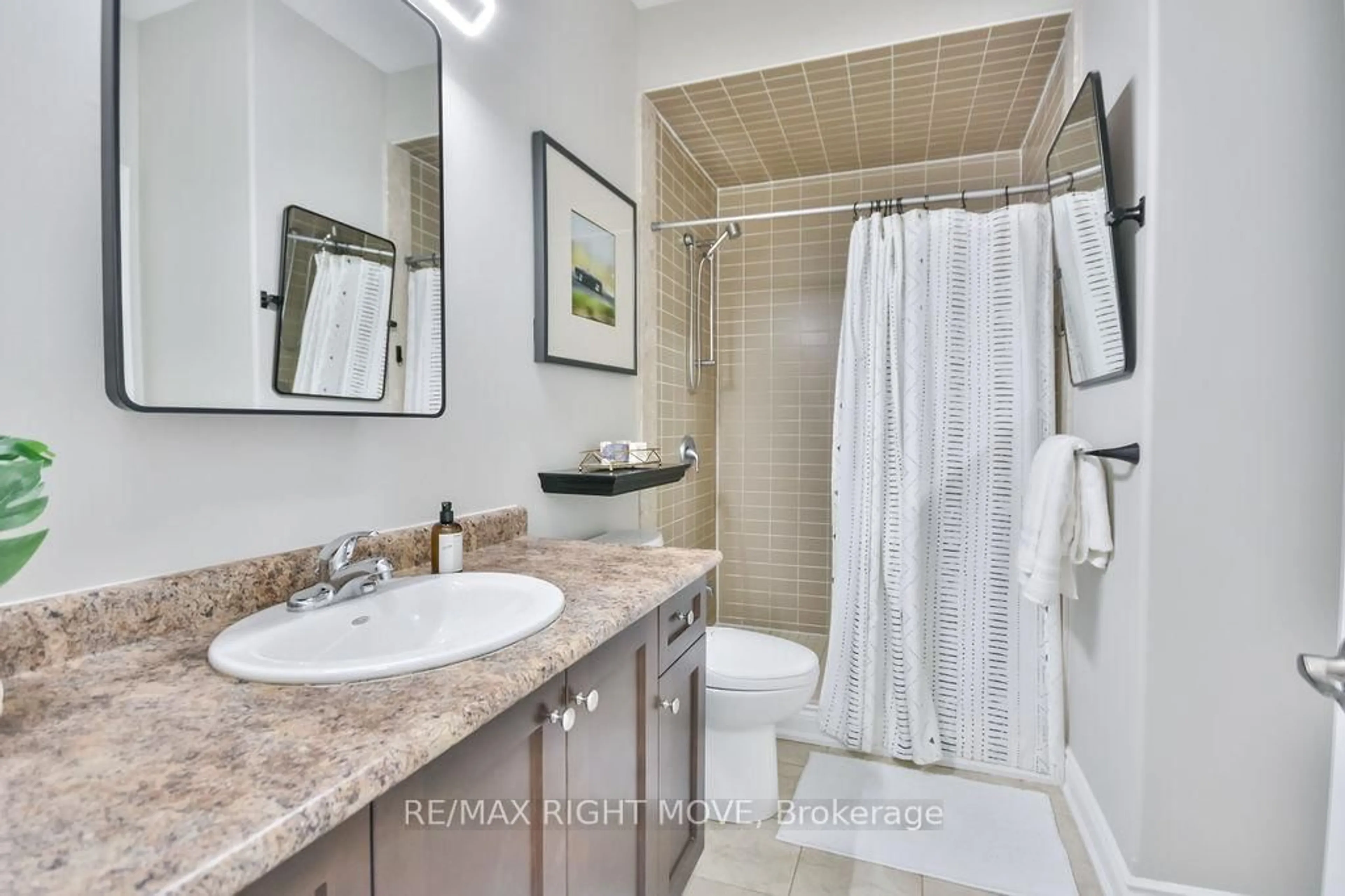 Standard bathroom, ceramic/tile floor for 10 INVERMARA Crt #28, Orillia Ontario L3V 0B7