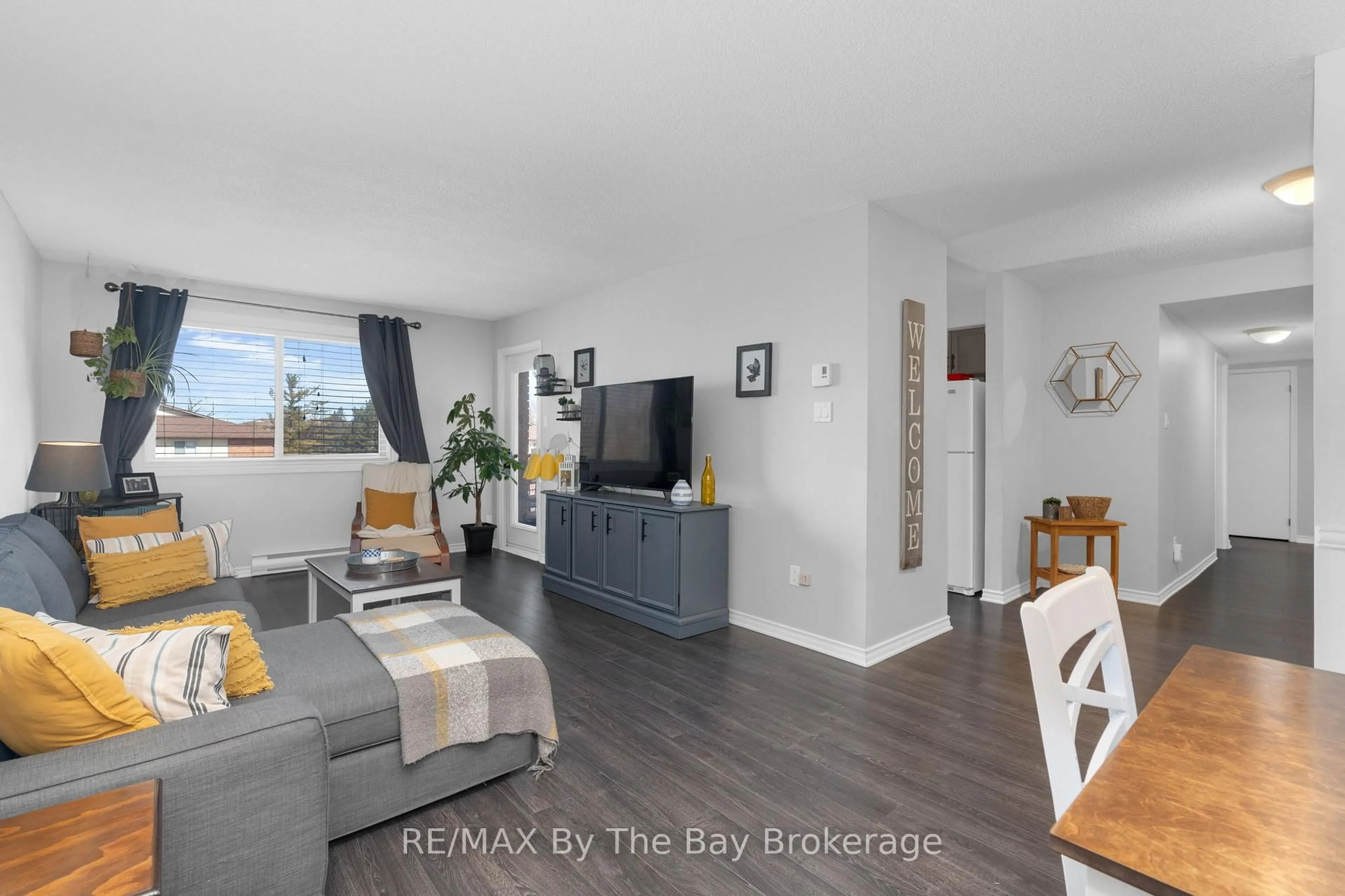 Living room with furniture, unknown for 25 MEADOW Lane #307, Barrie Ontario L4N 7K2