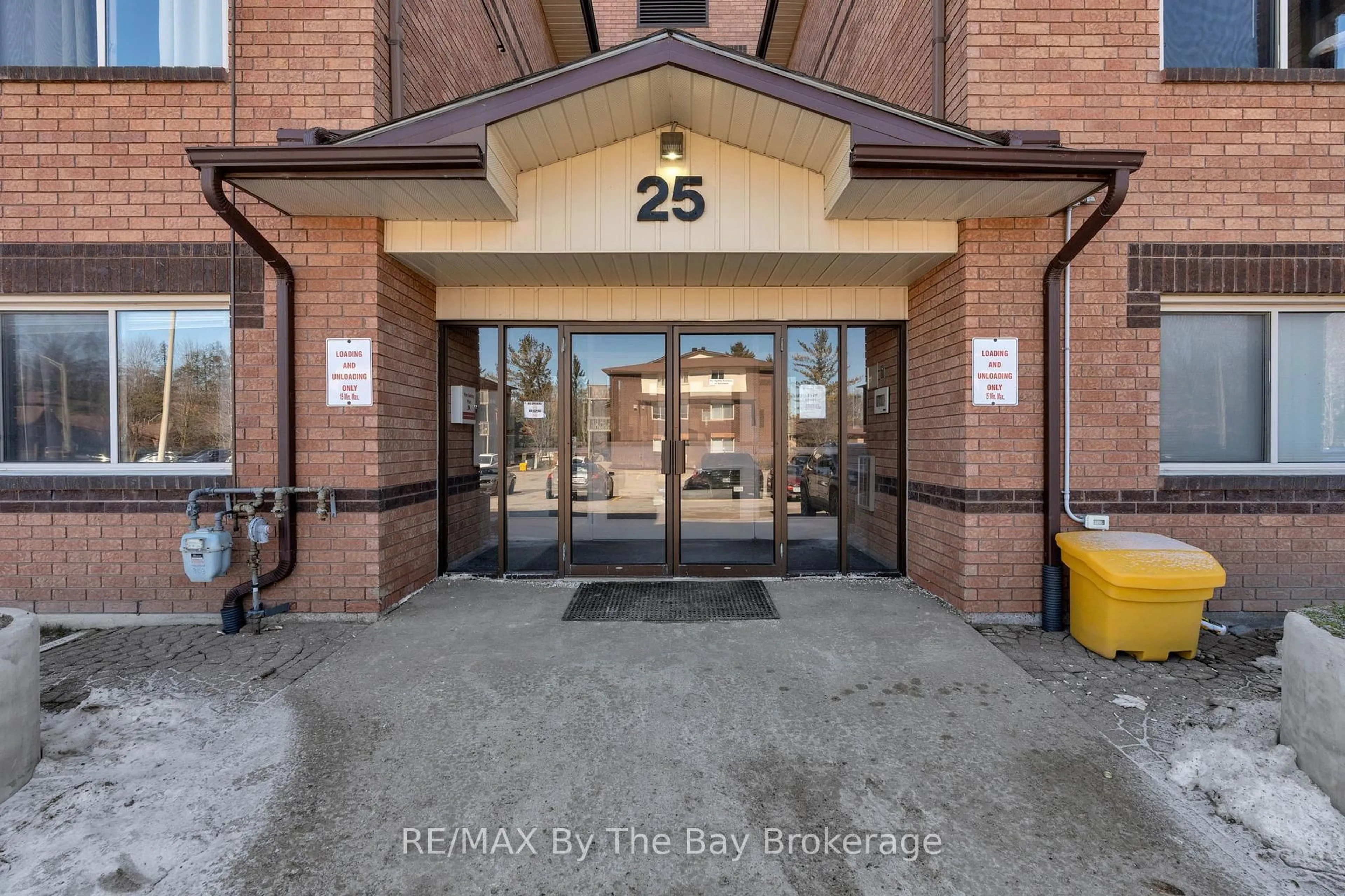 Indoor foyer for 25 MEADOW Lane #307, Barrie Ontario L4N 7K2