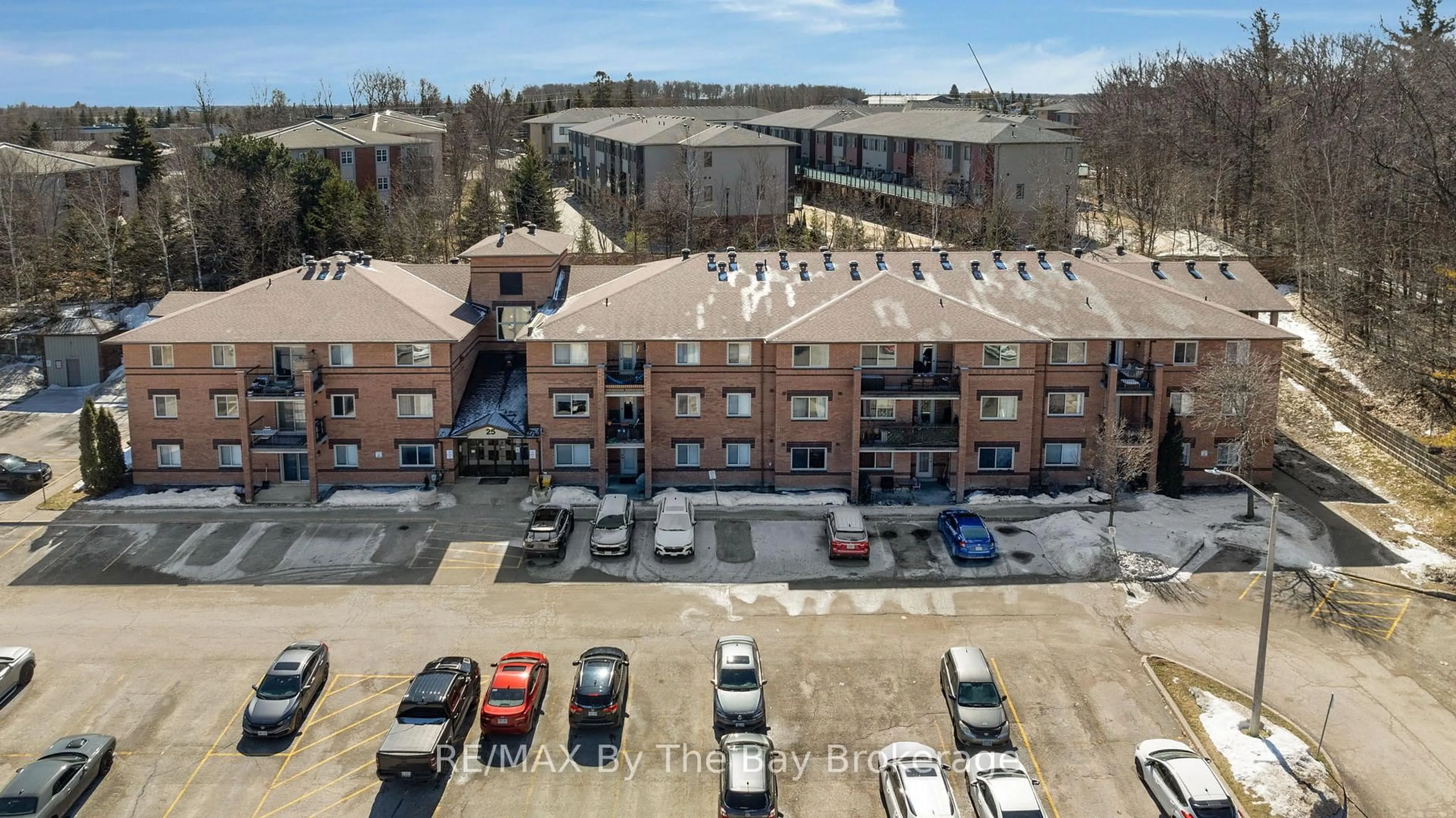 A pic from outside/outdoor area/front of a property/back of a property/a pic from drone, city buildings view from balcony for 25 MEADOW Lane #307, Barrie Ontario L4N 7K2
