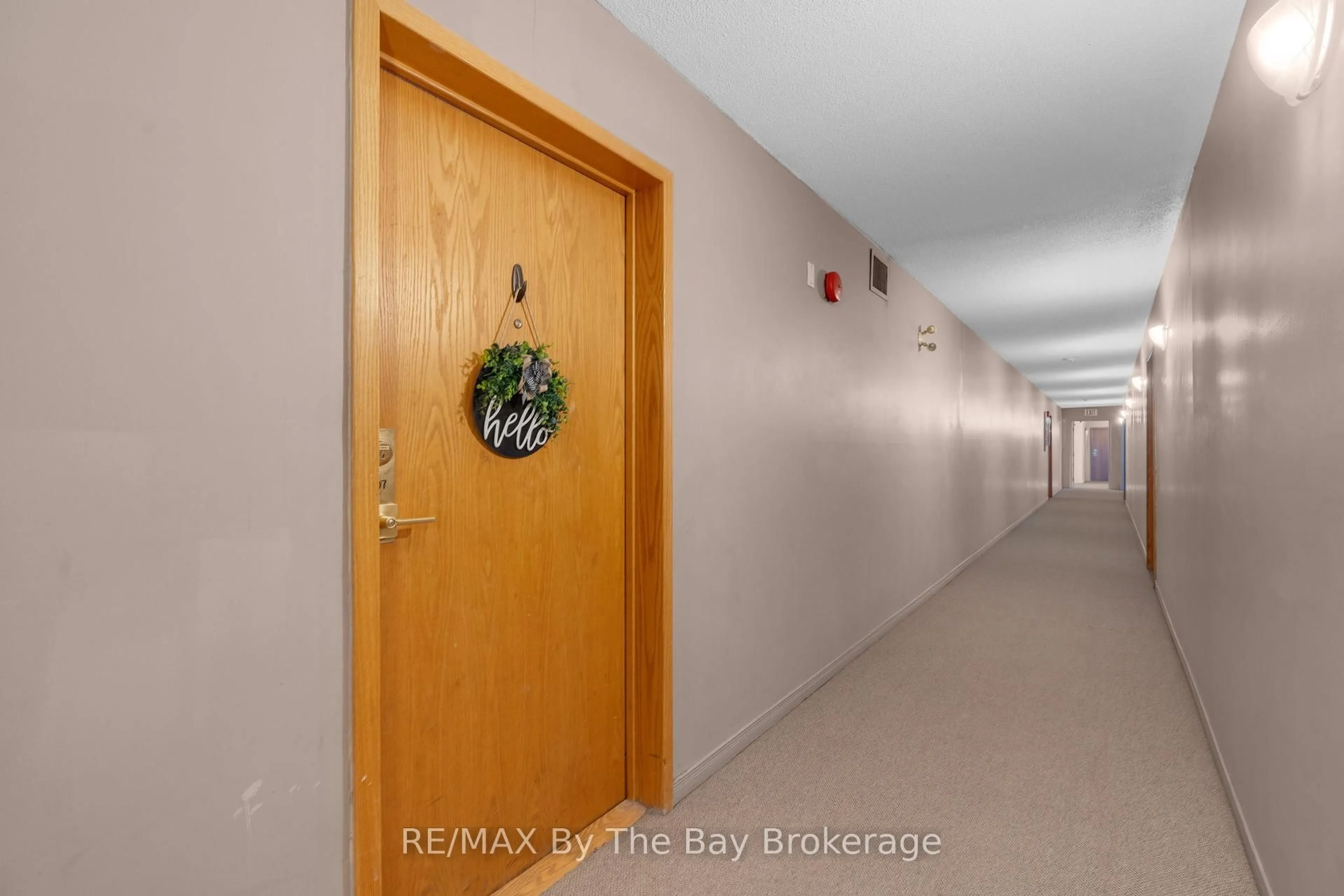 Indoor foyer for 25 MEADOW Lane #307, Barrie Ontario L4N 7K2