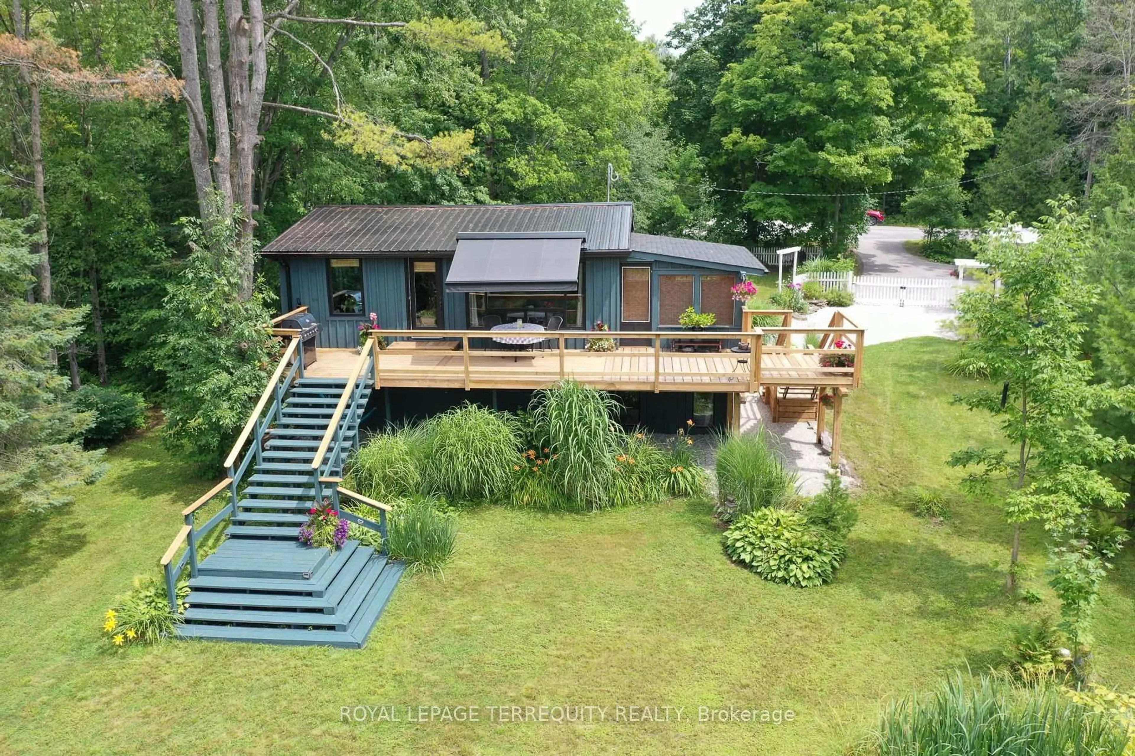 A pic from outside/outdoor area/front of a property/back of a property/a pic from drone, unknown for 7862 Birch Dr, Ramara Ontario L0K 2B0