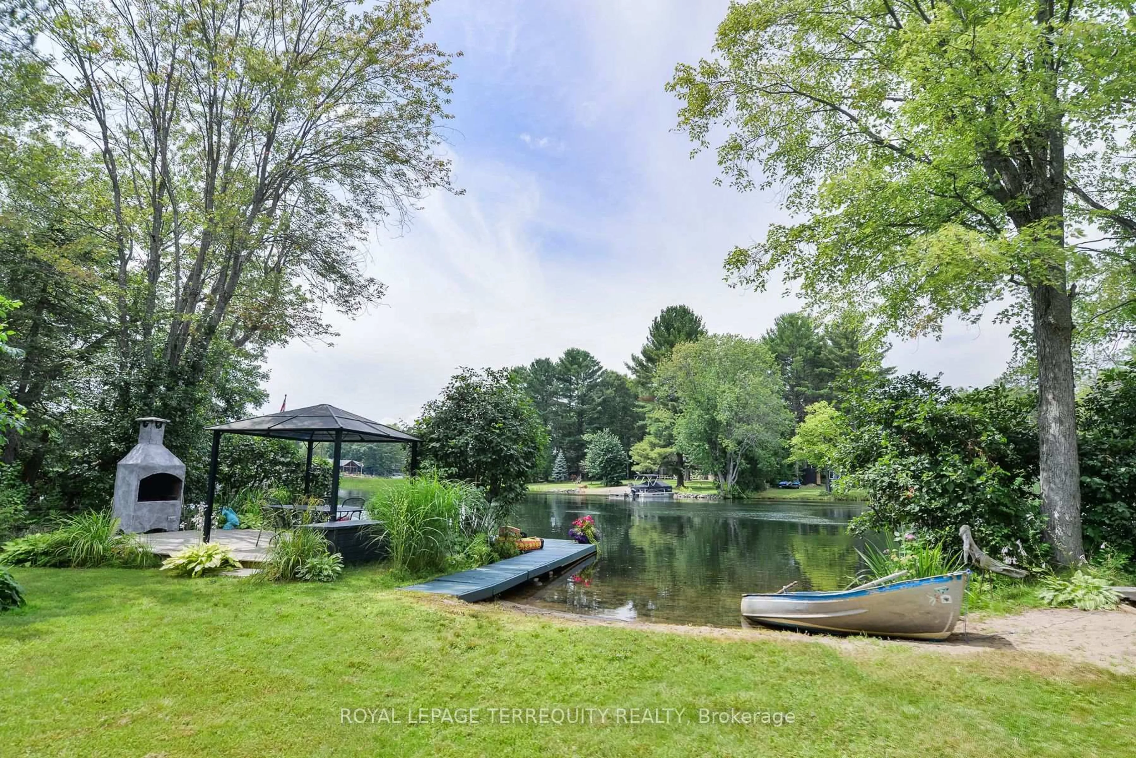 A pic from outside/outdoor area/front of a property/back of a property/a pic from drone, water/lake/river/ocean view for 7862 Birch Dr, Ramara Ontario L0K 2B0