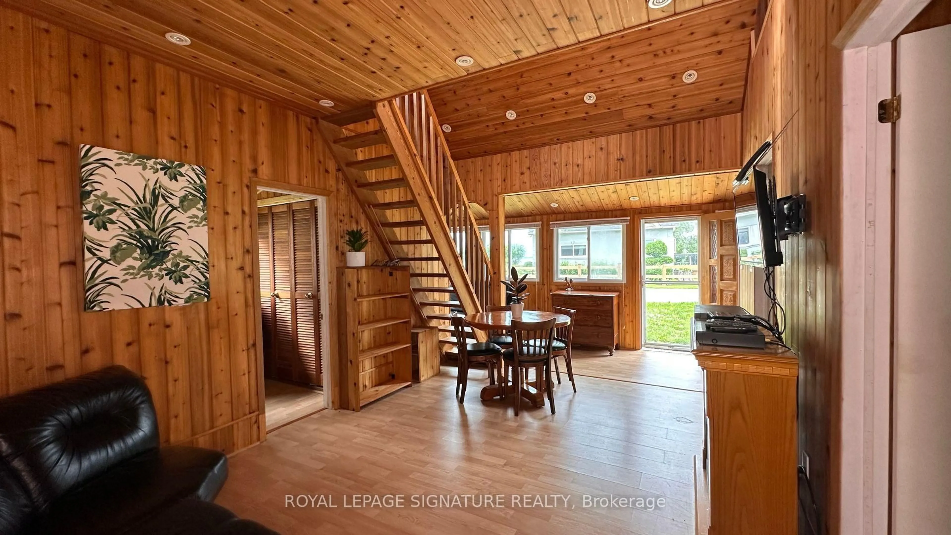 Indoor foyer for 7 Ridge Ave, Ramara Ontario L0K 1B0
