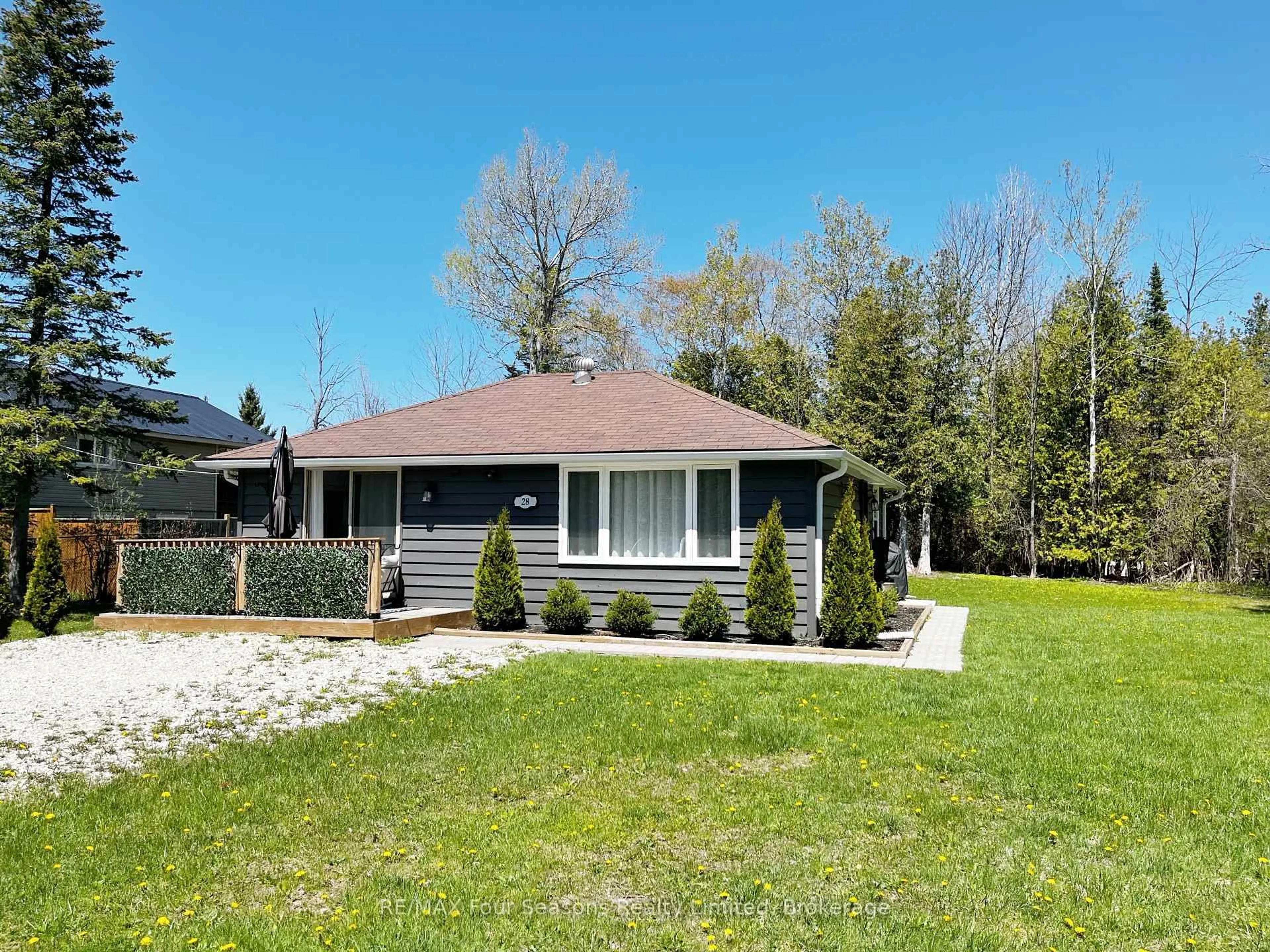 Home with vinyl exterior material, unknown for 28 Betty Blvd, Wasaga Beach Ontario L9Z 2Y4