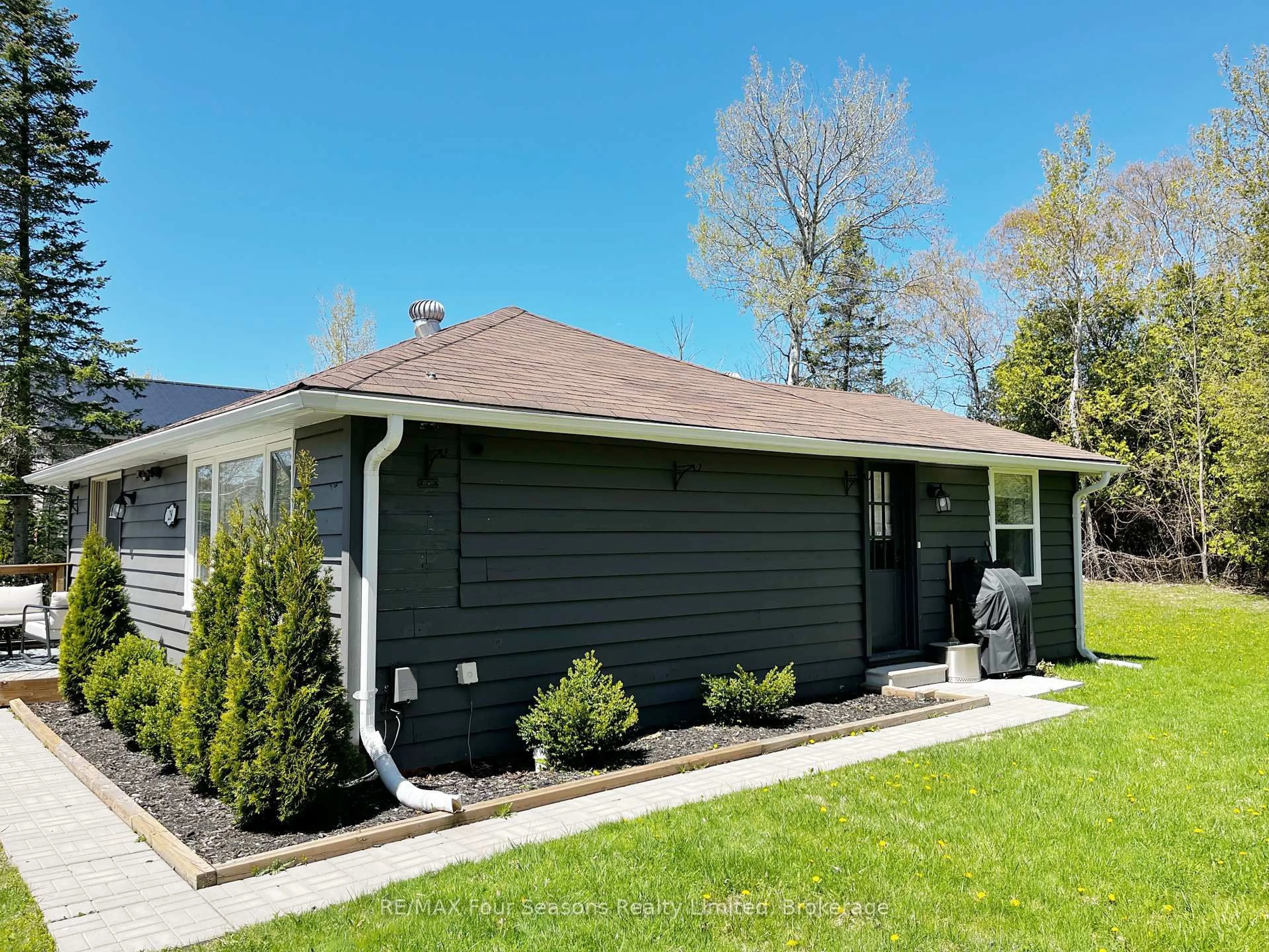 Home with vinyl exterior material, street for 28 Betty Blvd, Wasaga Beach Ontario L9Z 2Y4