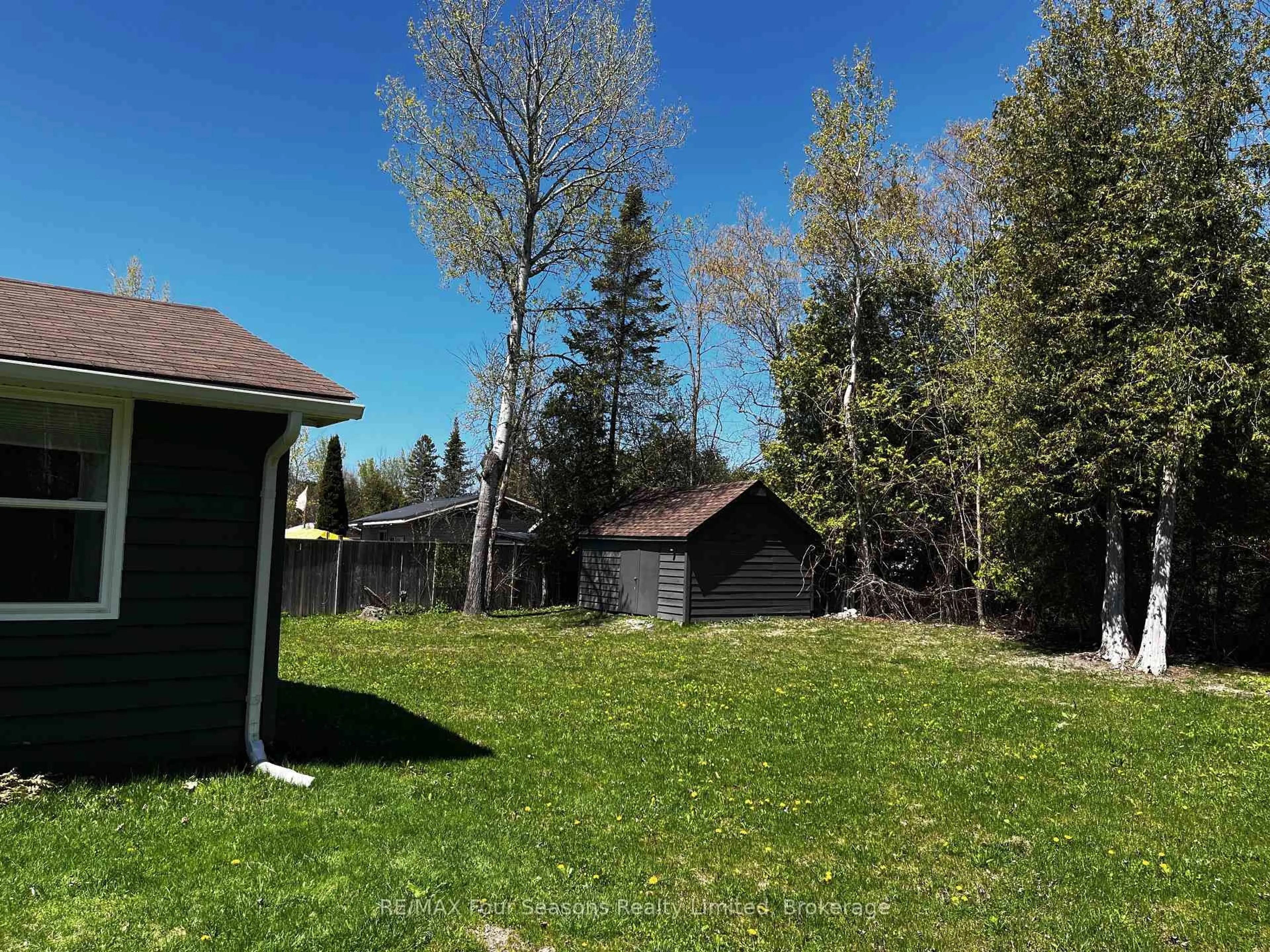 A pic from outside/outdoor area/front of a property/back of a property/a pic from drone, forest/trees view for 28 Betty Blvd, Wasaga Beach Ontario L9Z 2Y4