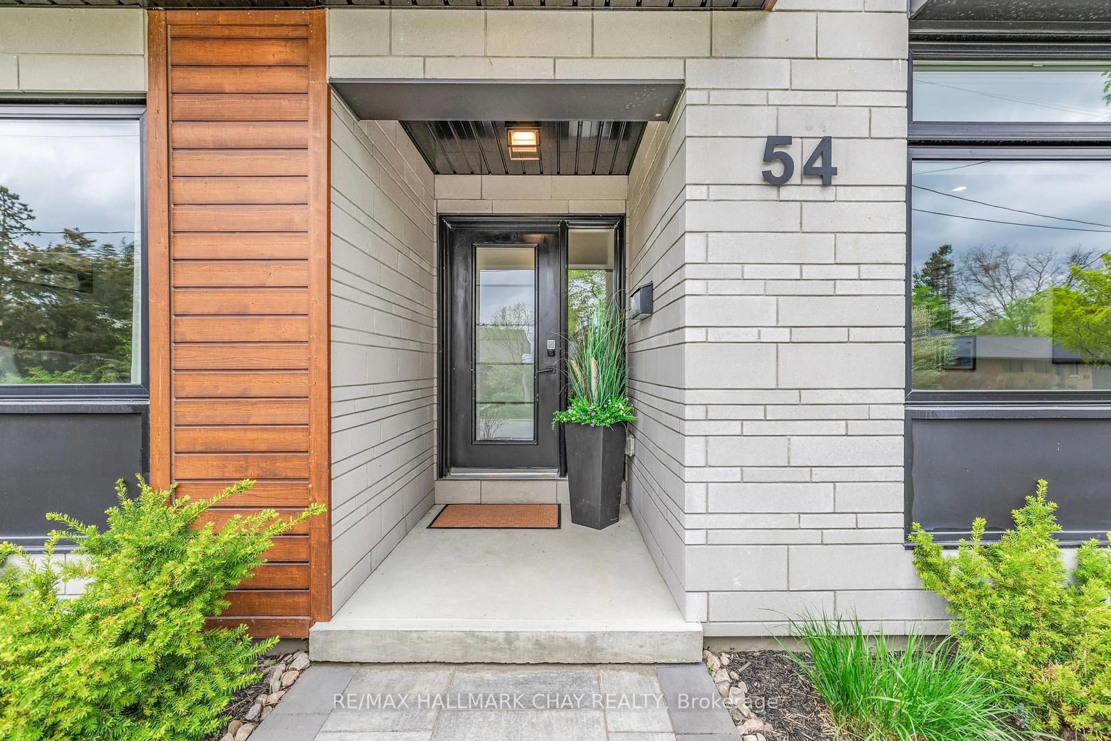 Indoor entryway for 54 Highland Ave, Barrie Ontario L4M 1N3