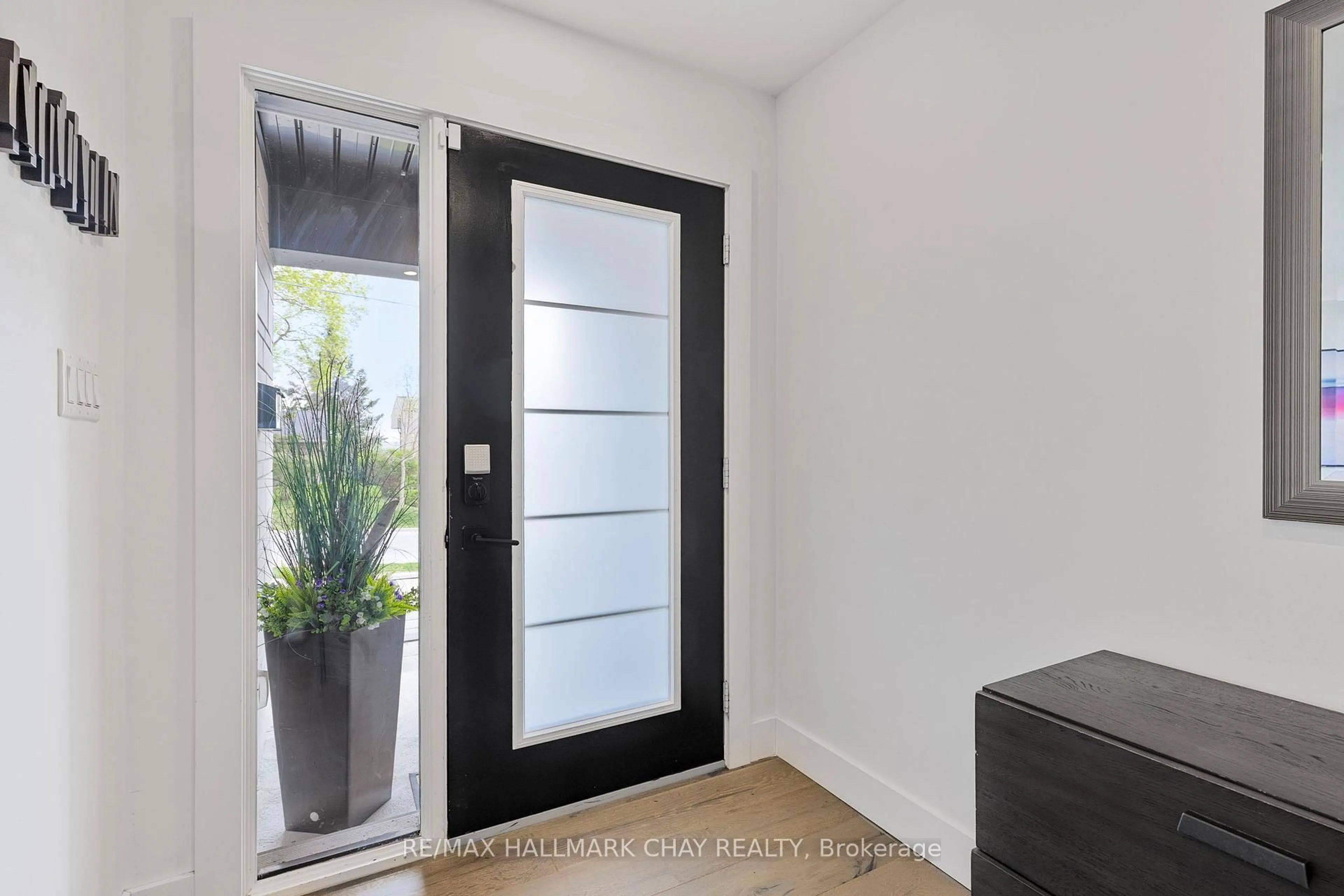 Indoor entryway for 54 Highland Ave, Barrie Ontario L4M 1N3