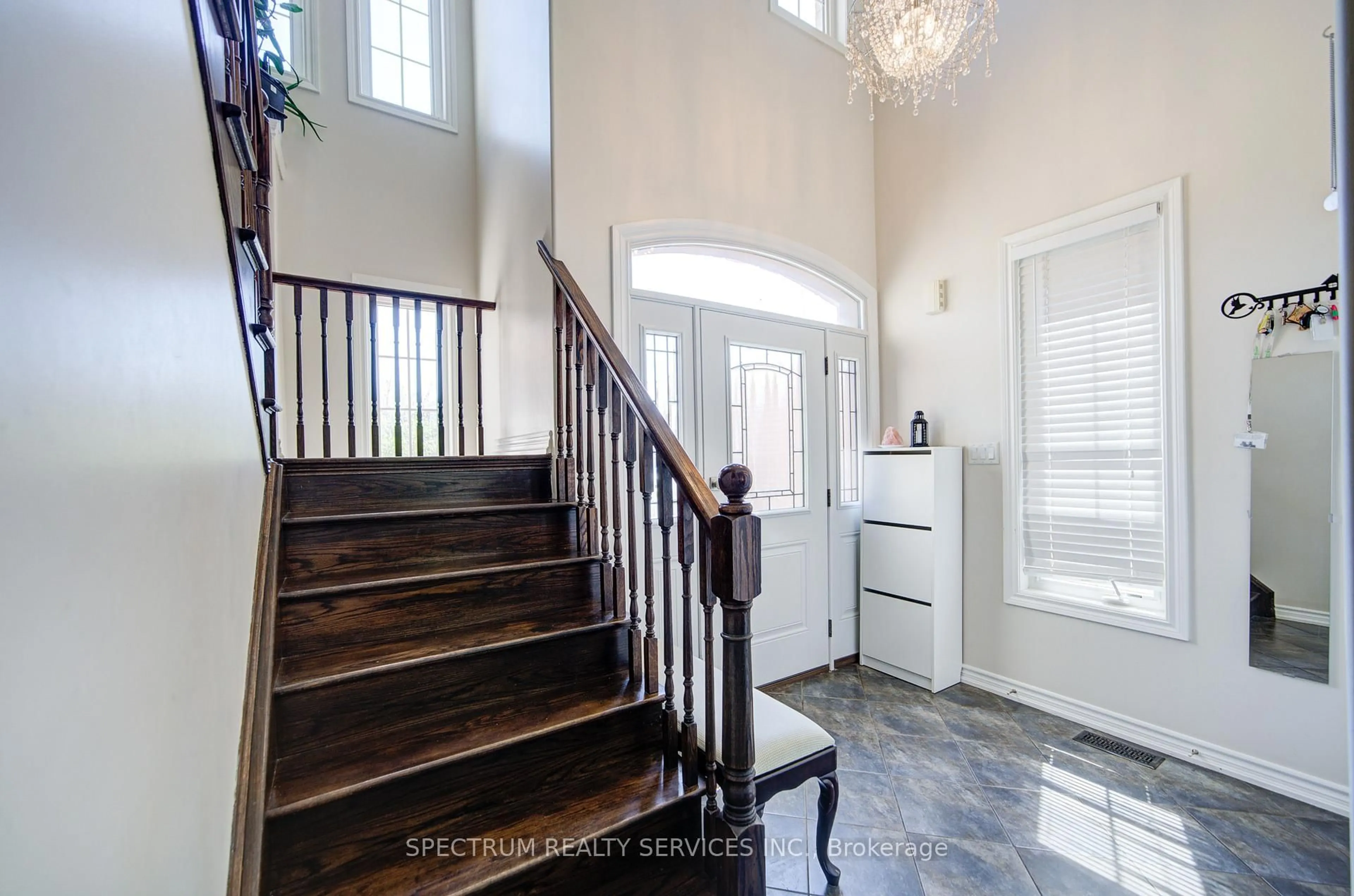 Indoor entryway for 72 GRAIHAWK Dr, Barrie Ontario L4N 6G7