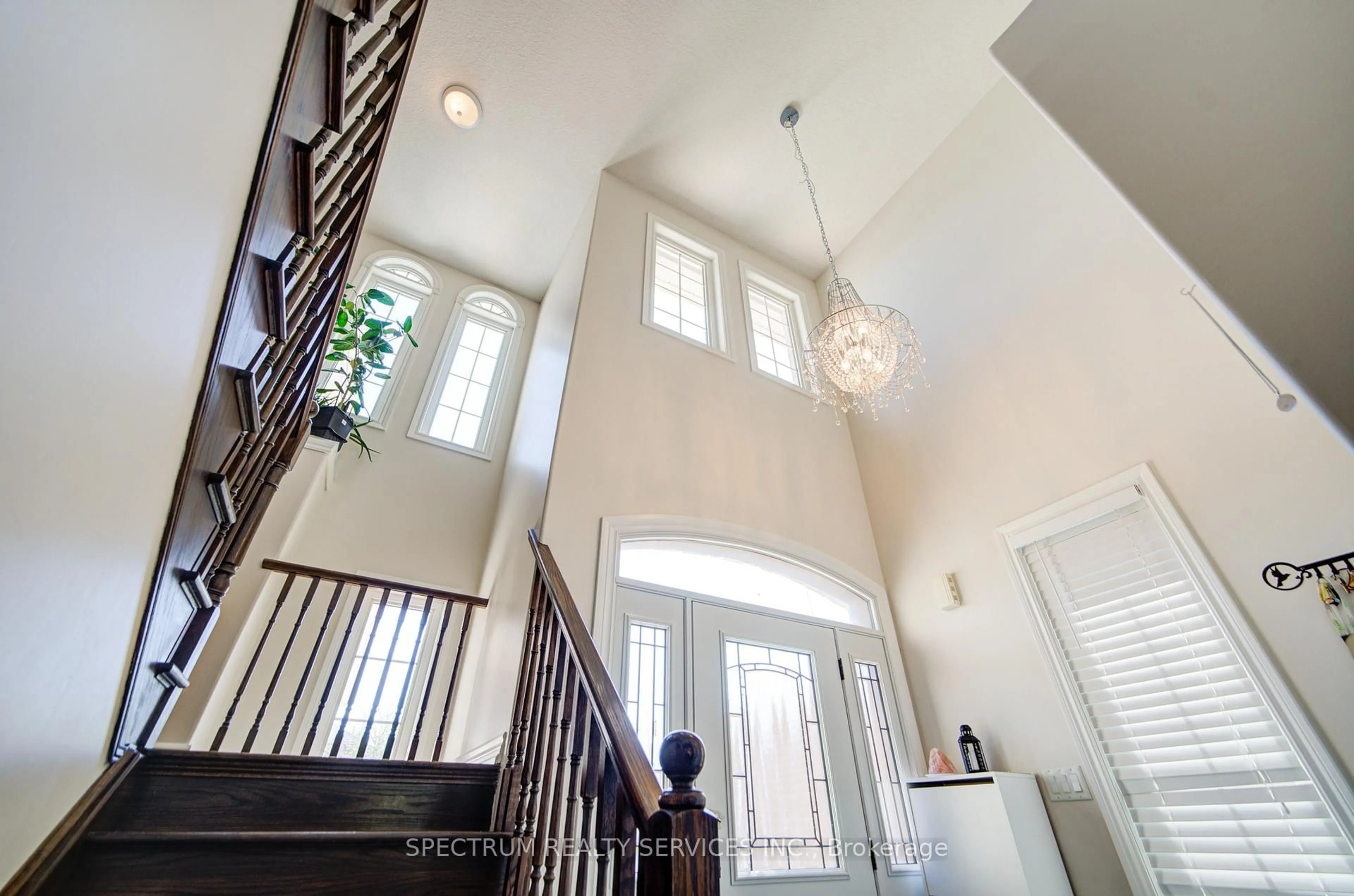 Indoor foyer for 72 GRAIHAWK Dr, Barrie Ontario L4N 6G7