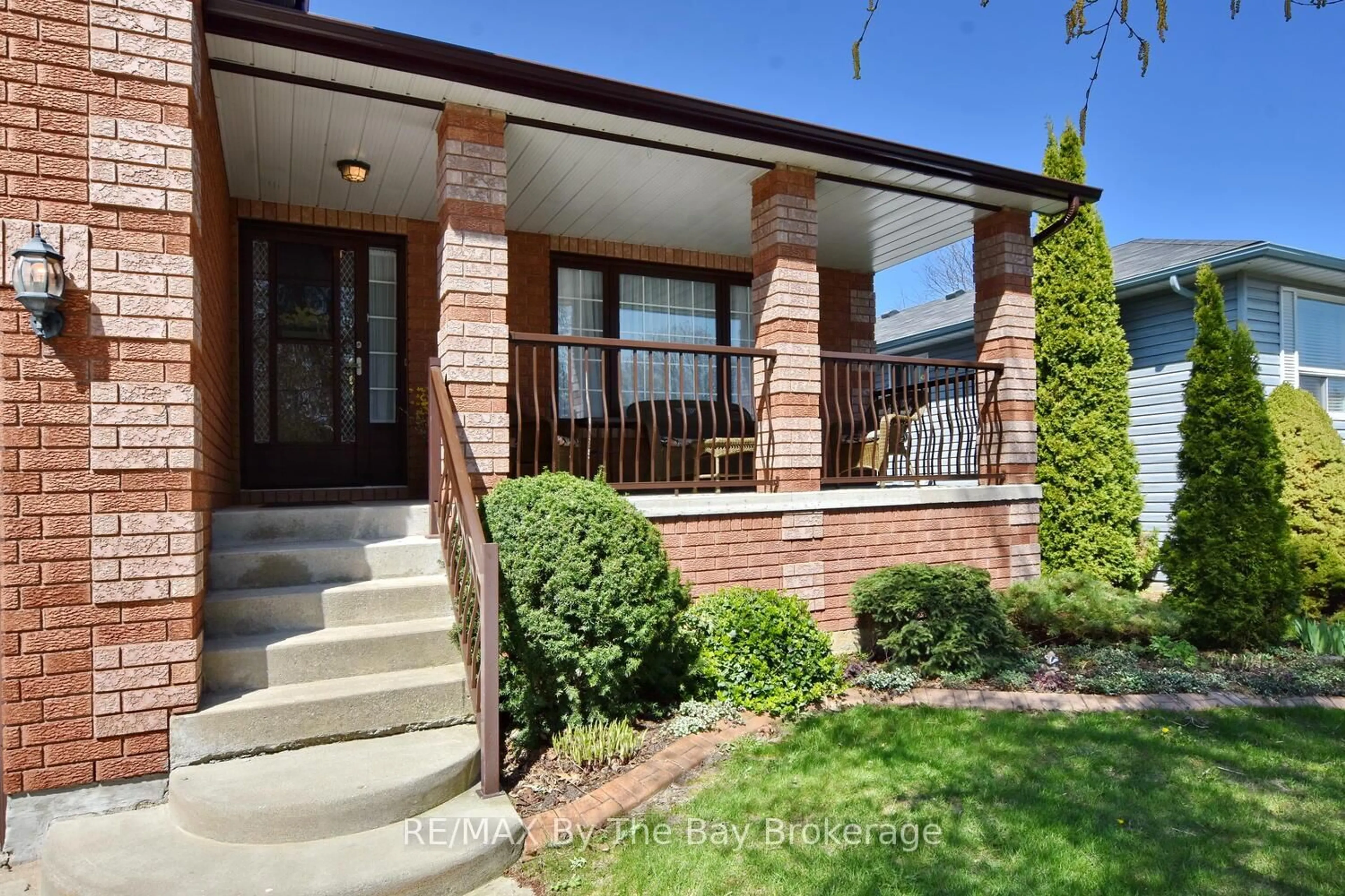 Home with brick exterior material, street for 32 Riverdale Dr, Wasaga Beach Ontario L9Z 1G1