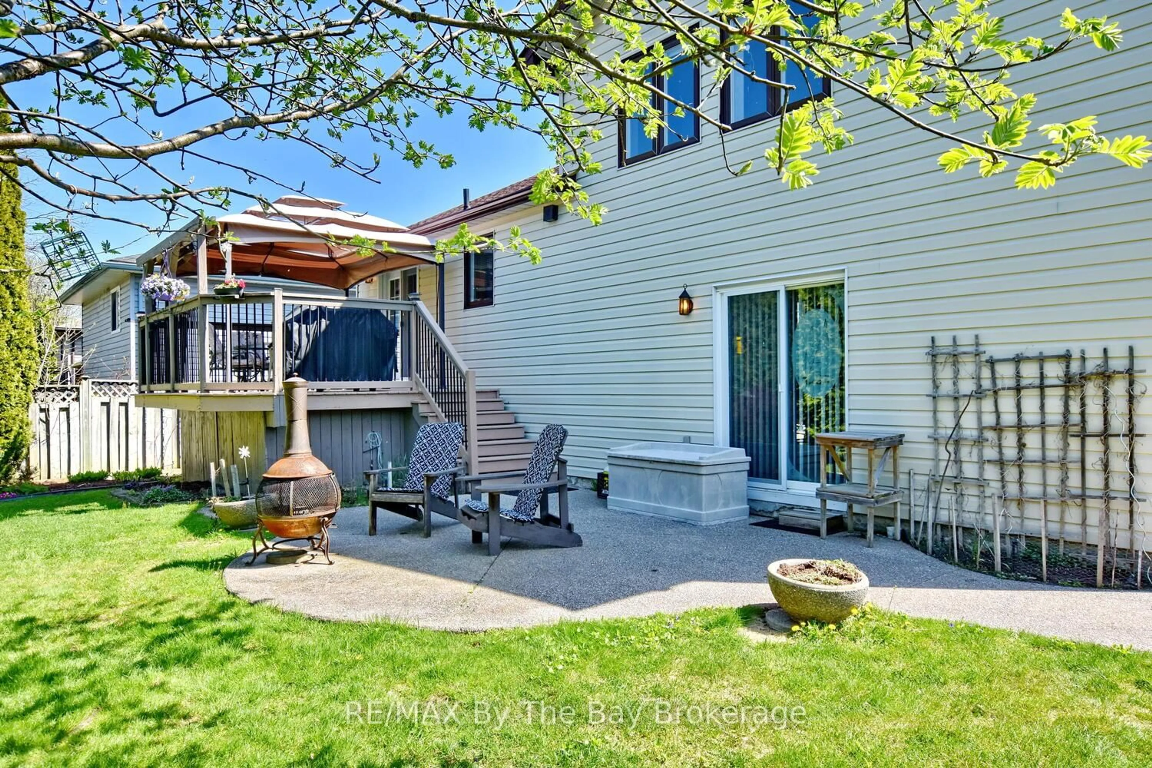 Patio, street for 32 Riverdale Dr, Wasaga Beach Ontario L9Z 1G1