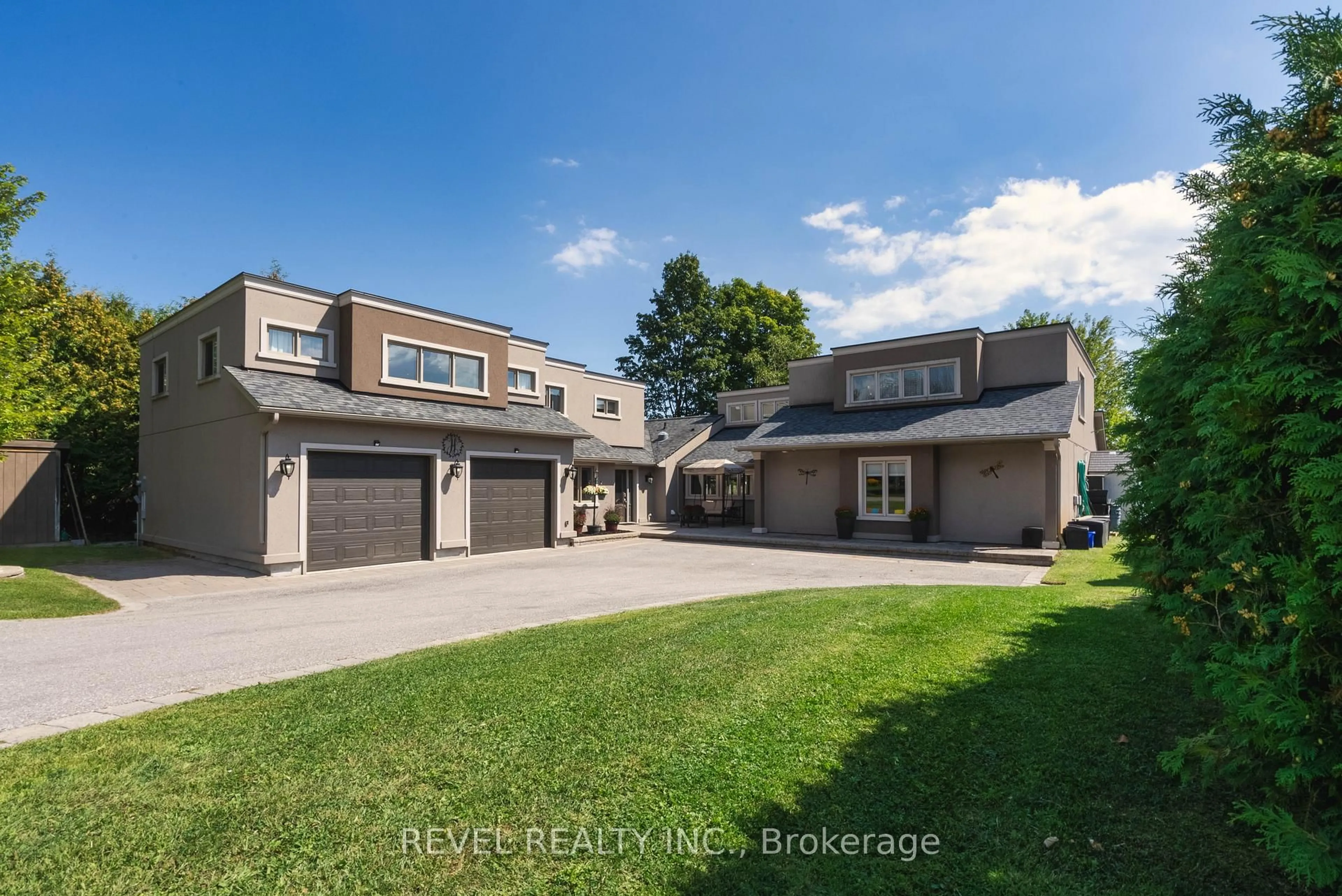 A pic from outside/outdoor area/front of a property/back of a property/a pic from drone, street for 183 Lakeshore Rd, Oro-Medonte Ontario L0L 2E0