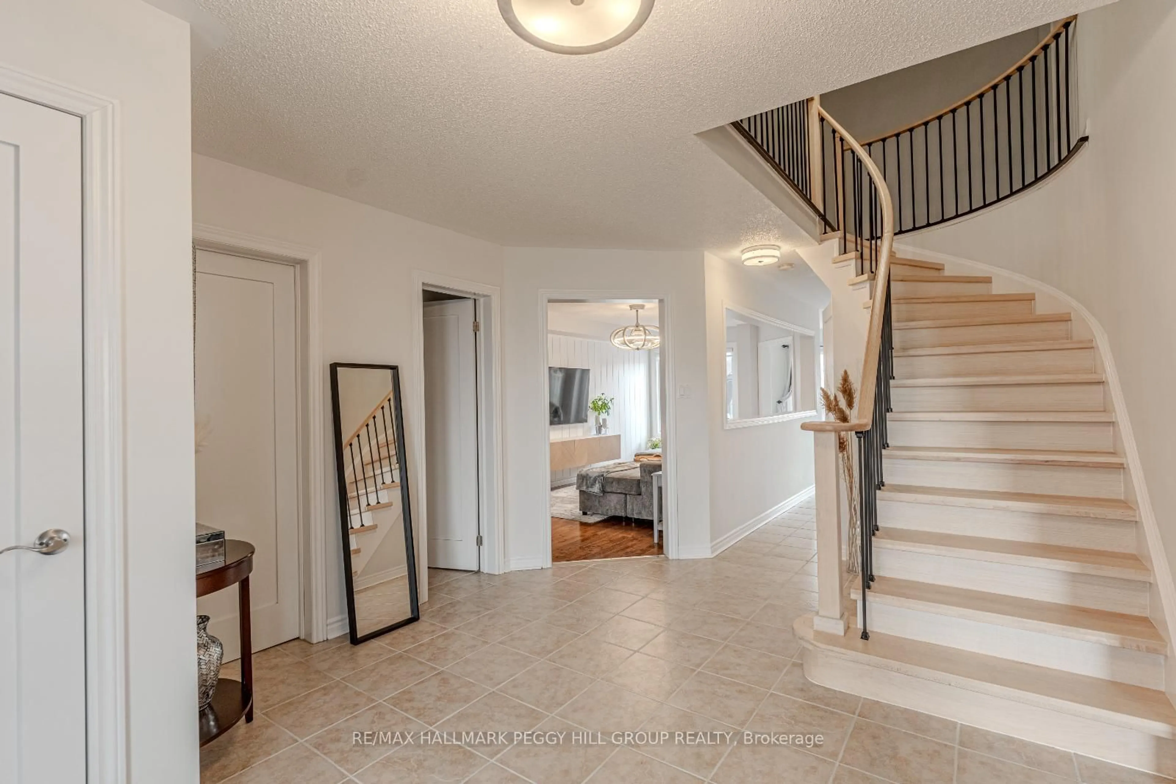 Indoor entryway for 36 Knupp Rd, Barrie Ontario L4N 0P6
