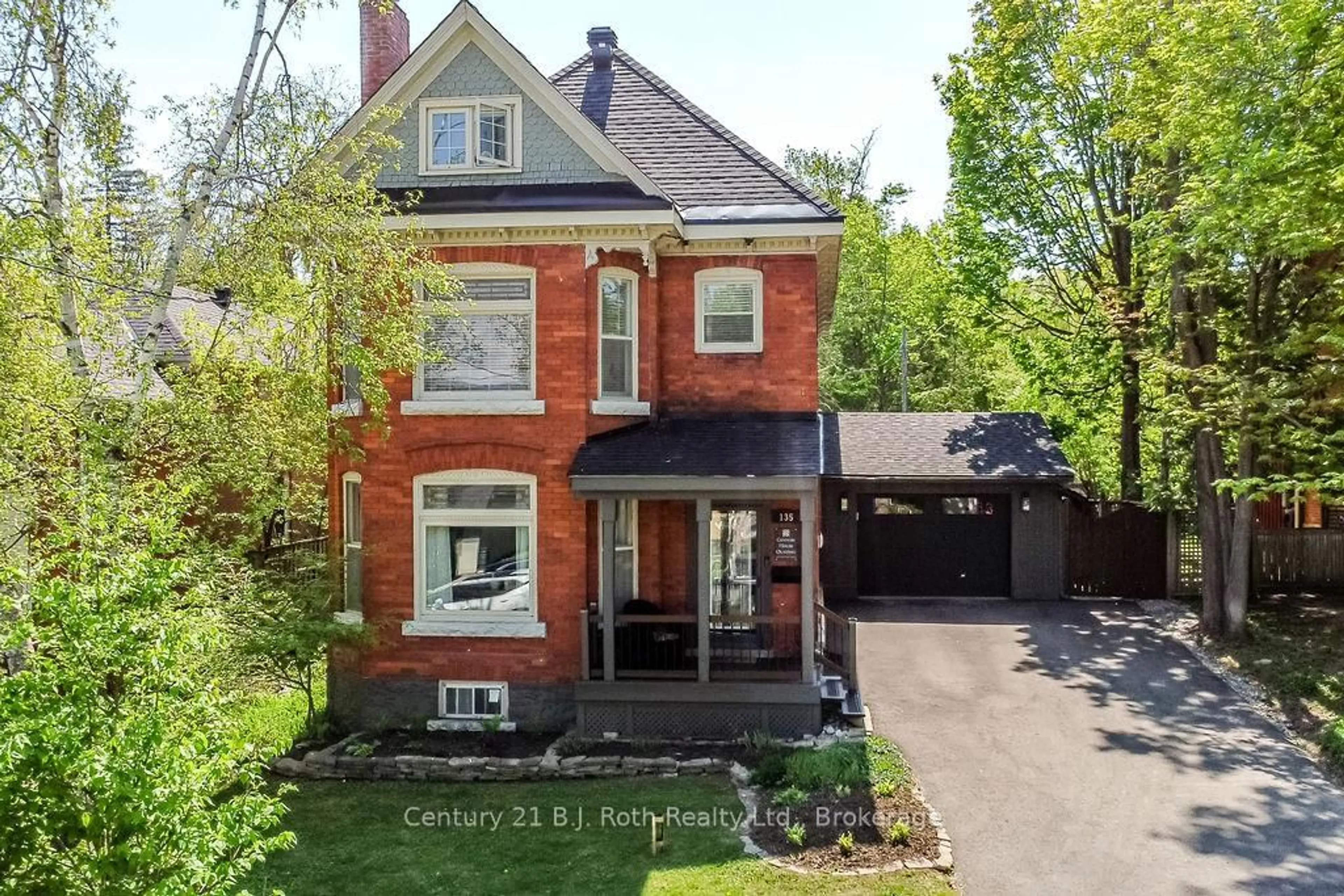 Home with brick exterior material, street for 135 Peter St, Orillia Ontario L3V 4Z4