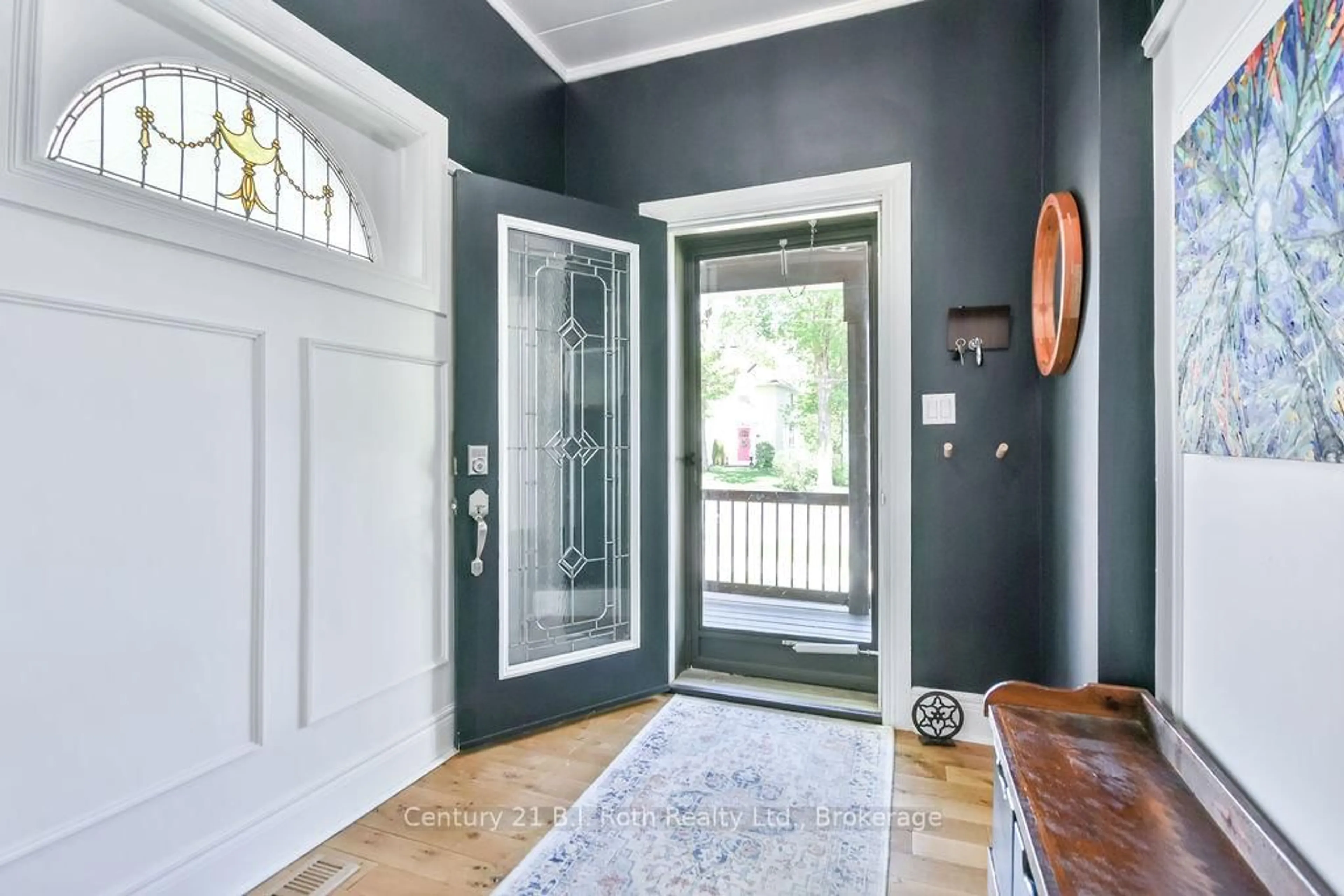 Indoor entryway for 135 Peter St, Orillia Ontario L3V 4Z4