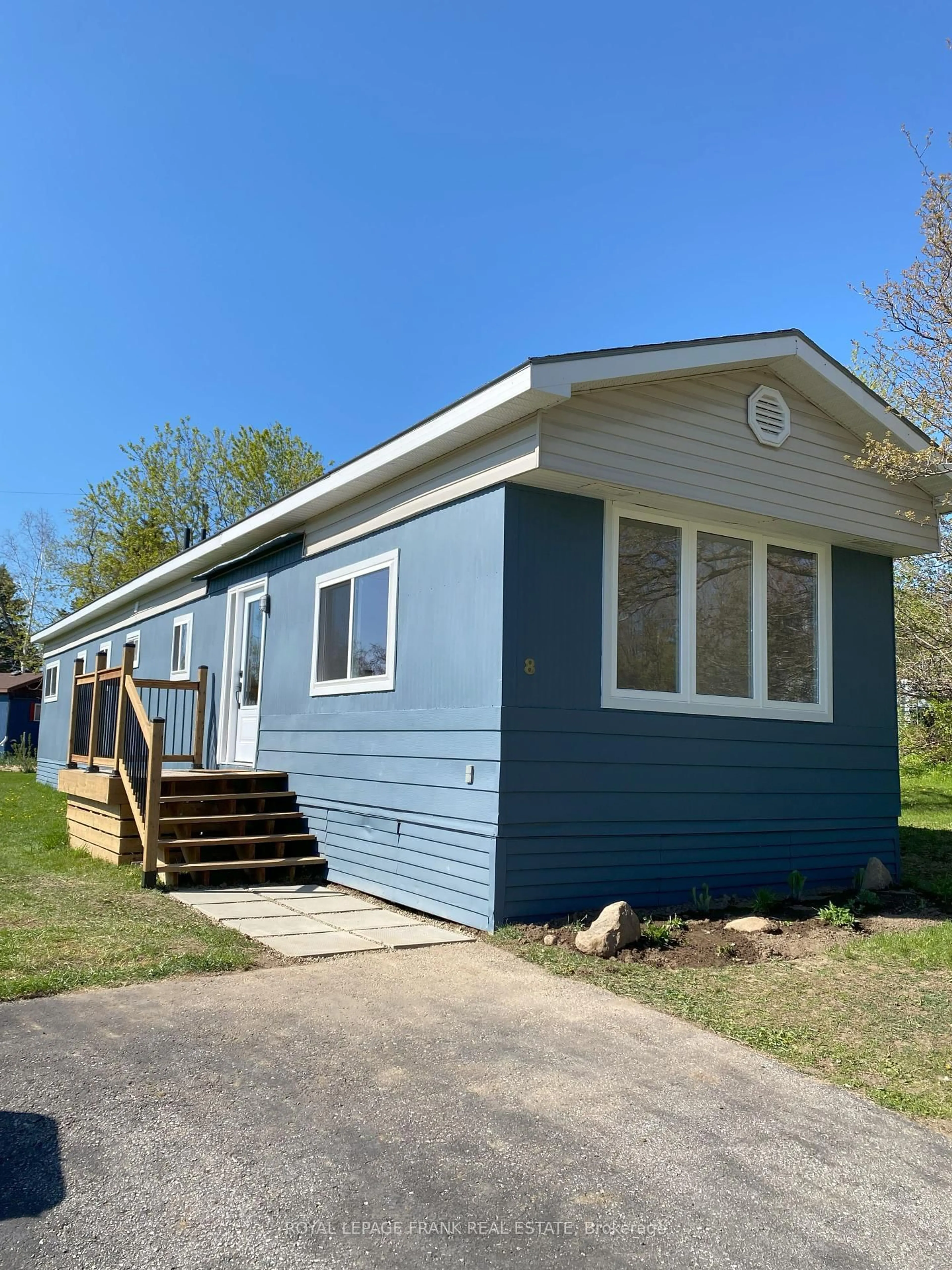 Home with vinyl exterior material, building for 8 Bensley Dr, Oro-Medonte Ontario L3V 6H1