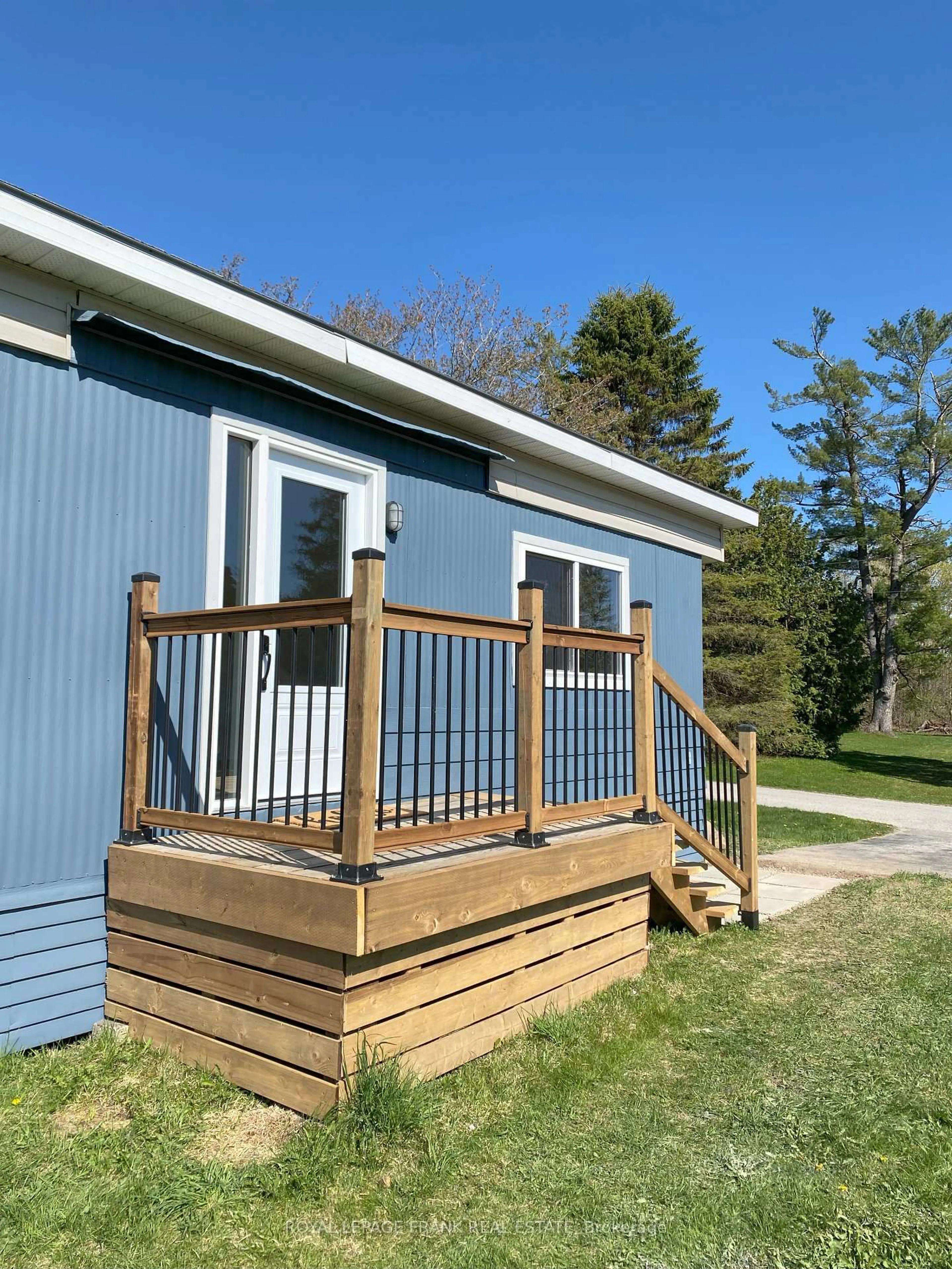 Home with vinyl exterior material, unknown for 8 Bensley Dr, Oro-Medonte Ontario L3V 6H1