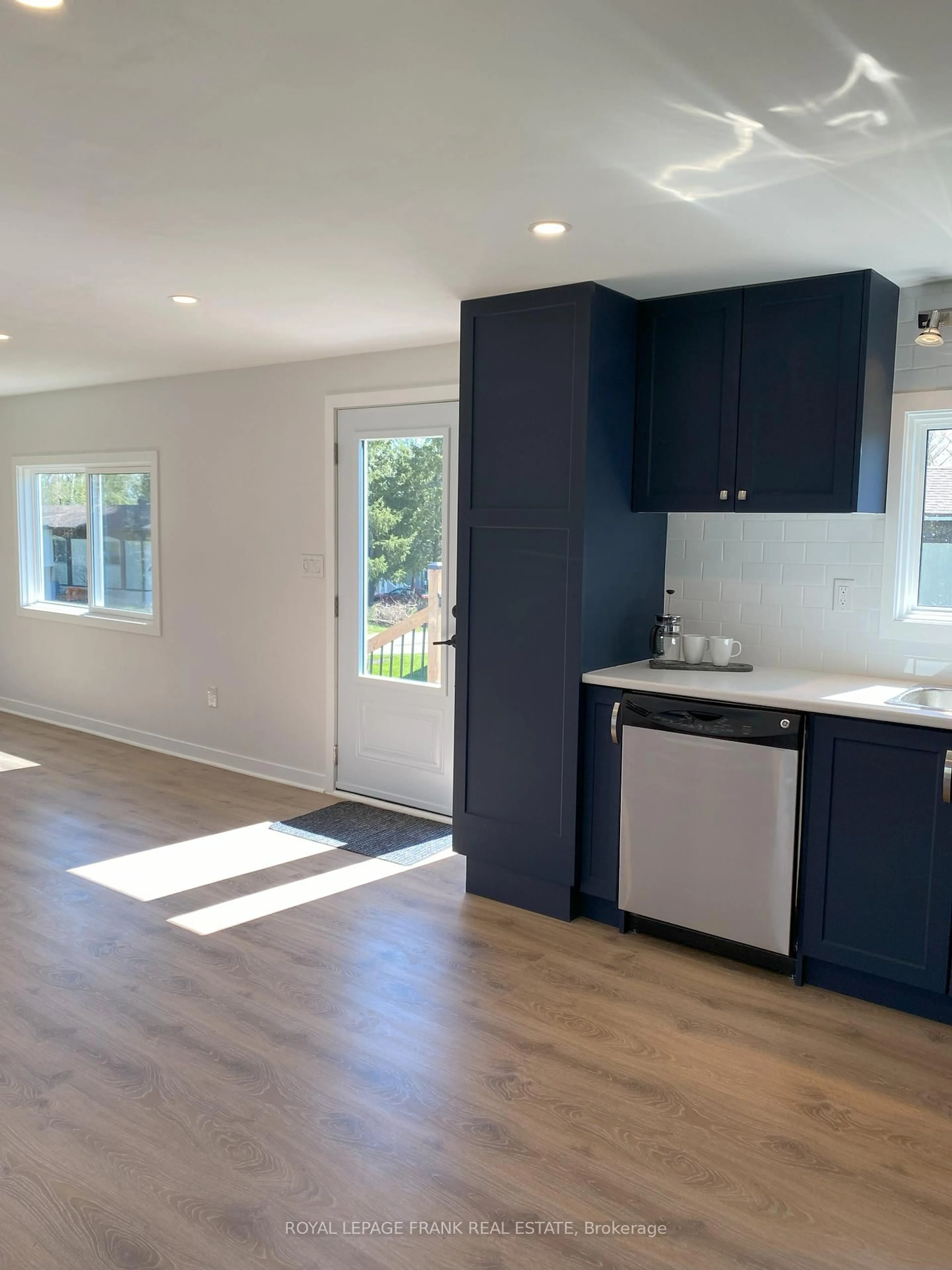 Open concept kitchen, wood/laminate floor for 8 Bensley Dr, Oro-Medonte Ontario L3V 6H1