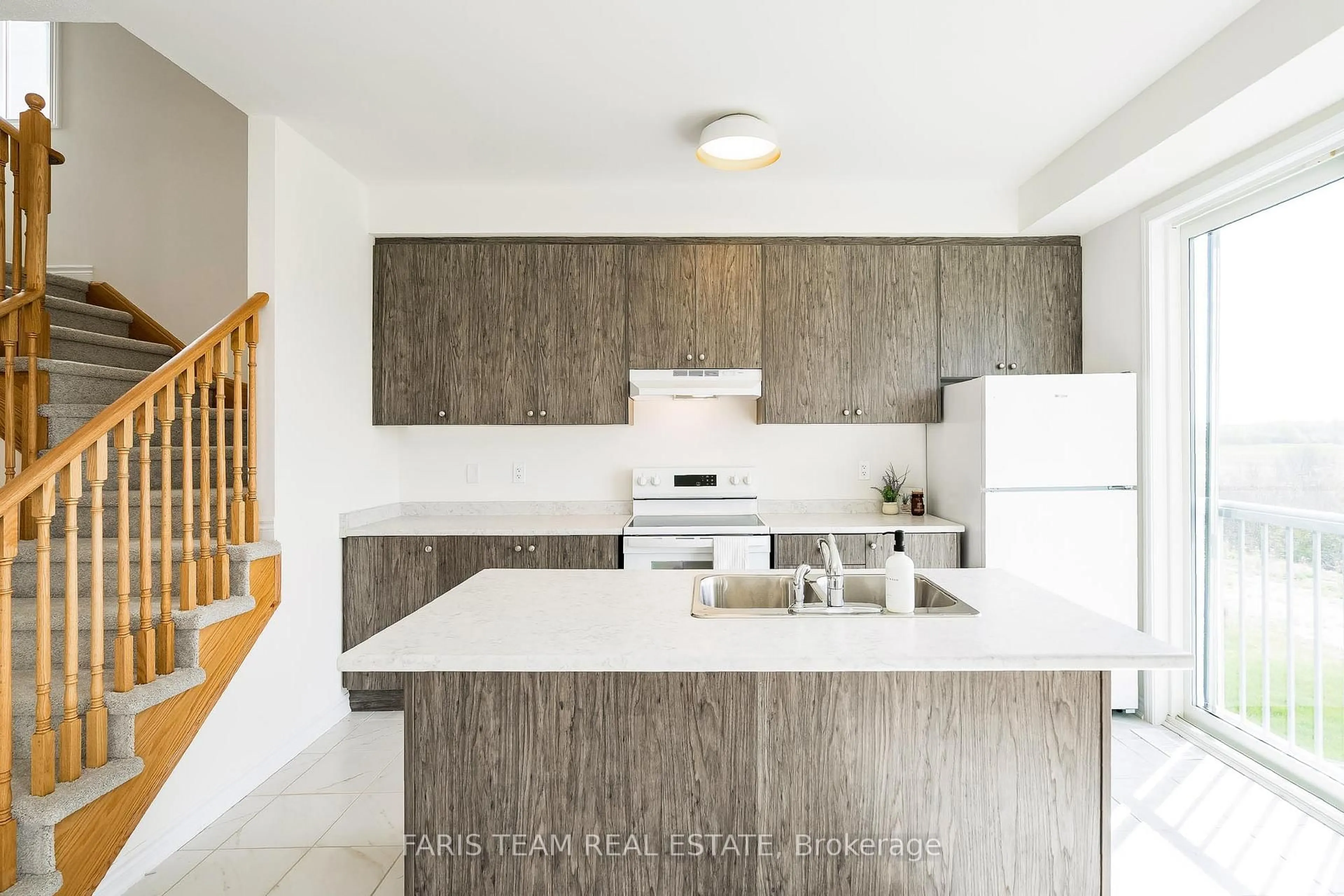 Open concept kitchen, unknown for 20 Shapira Ave, Wasaga Beach Ontario L9Z 0K3