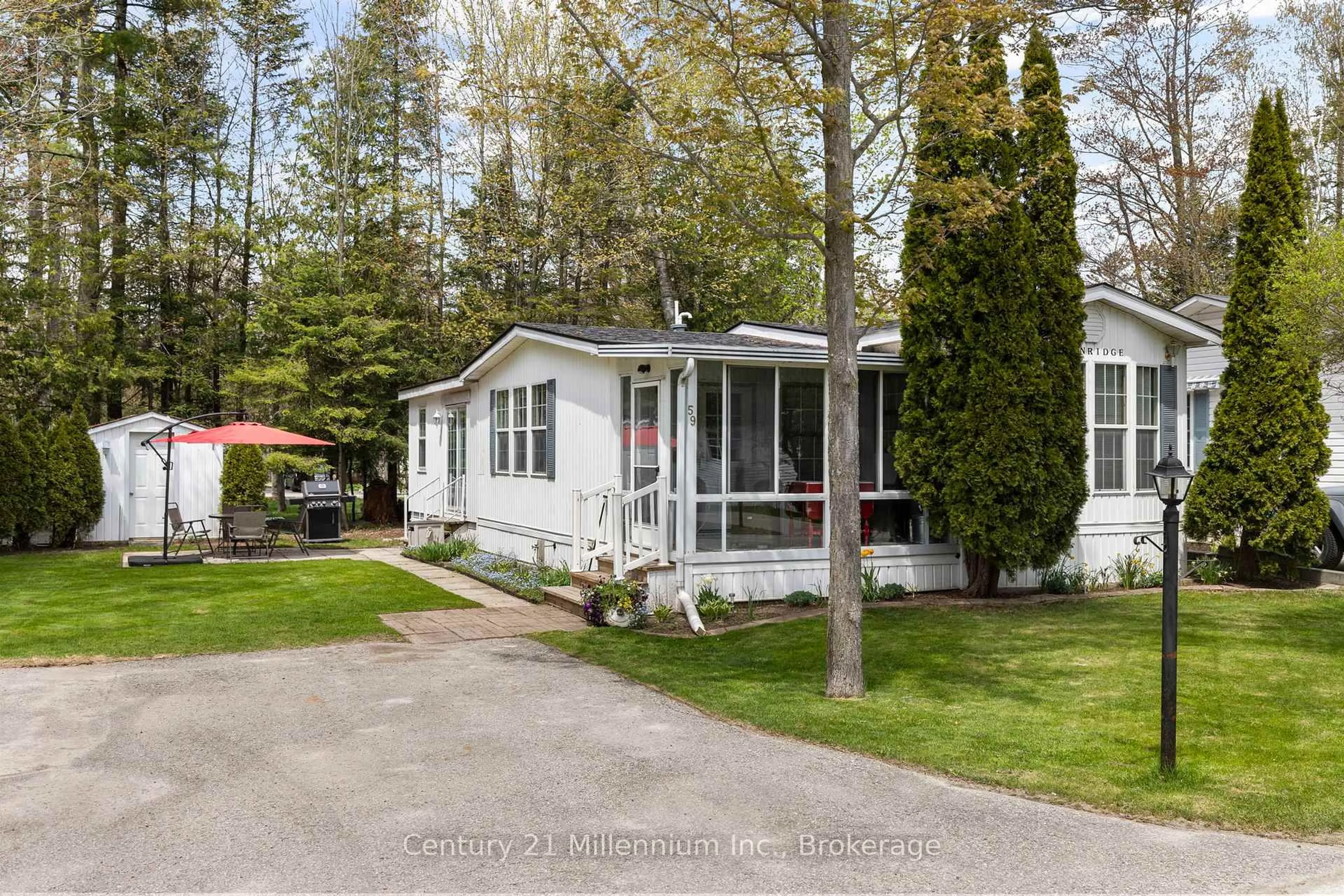Home with vinyl exterior material, street for 59 Topaz St, Wasaga Beach Ontario L9Z 1X7